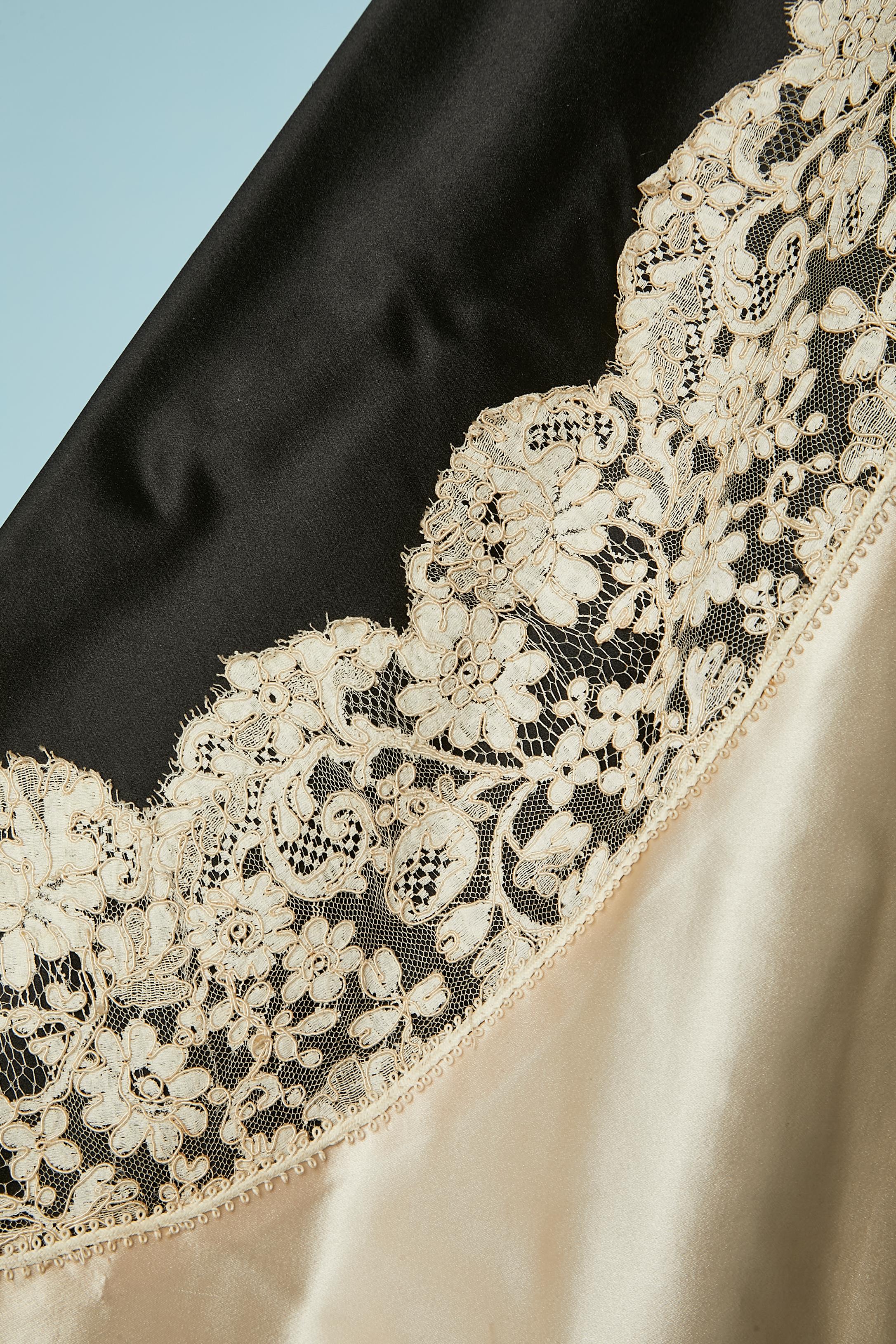 Black and ivory satin evening dress with lace appliqué Emilio Schuberth Roma In Good Condition In Saint-Ouen-Sur-Seine, FR