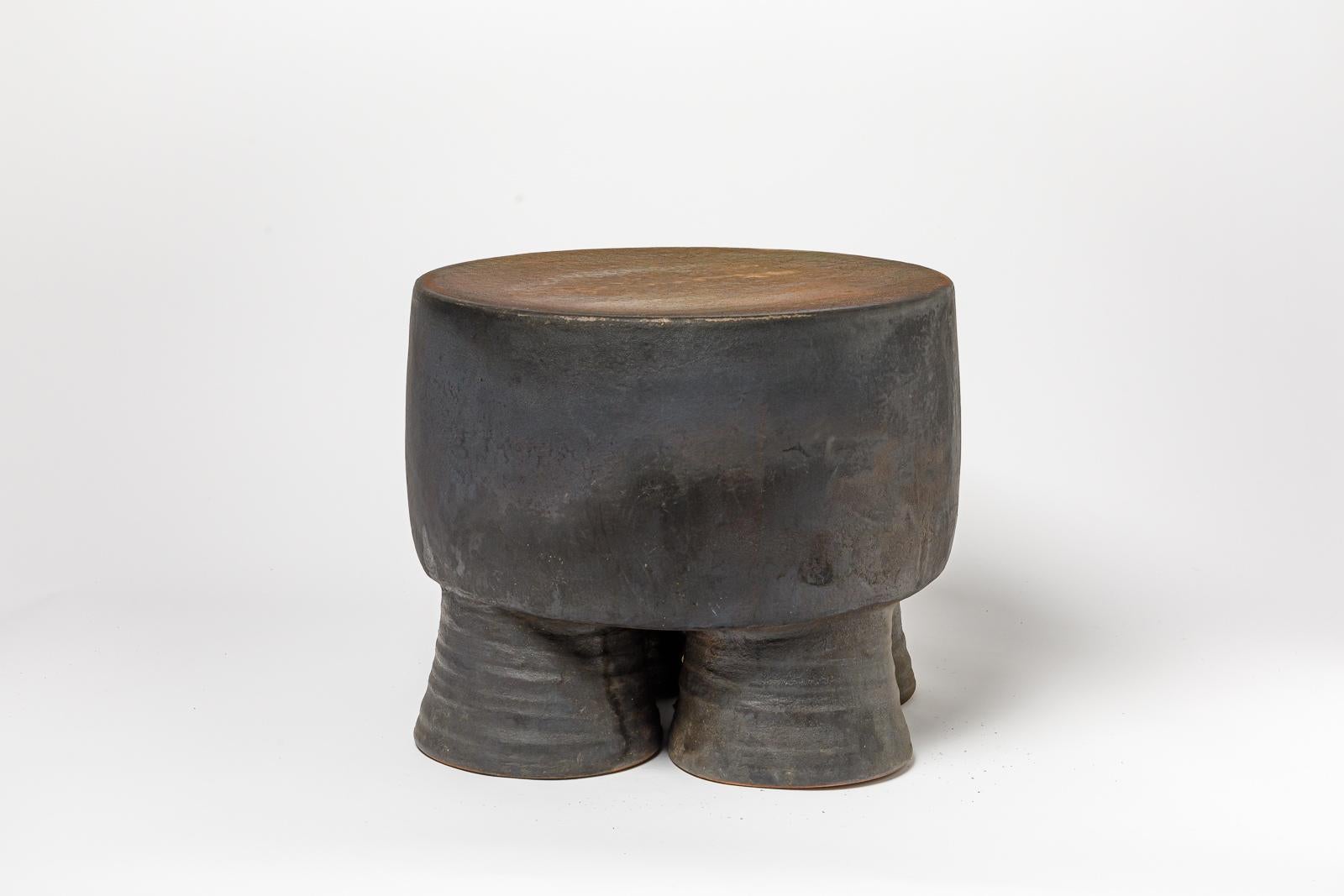 Beaux-Arts Tabouret ou table basse en céramique émaillée noire et ocre de Mia Jensen, 2023. en vente