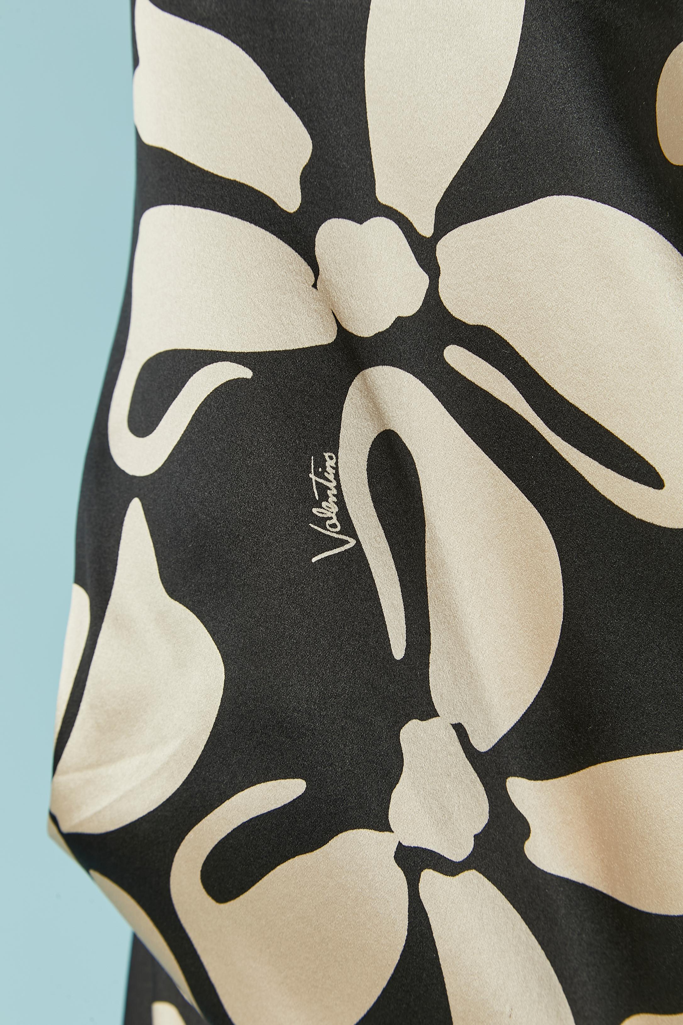 Black and off-white cocktail dress with bow print. Branded main fabric: 100% silk. Lining: 100% polyester. 
Invisible zip closure on the middle back. The top of the skirt is wrapped and Boned. 
SIZE 46 (It) 42 (Fr) M 