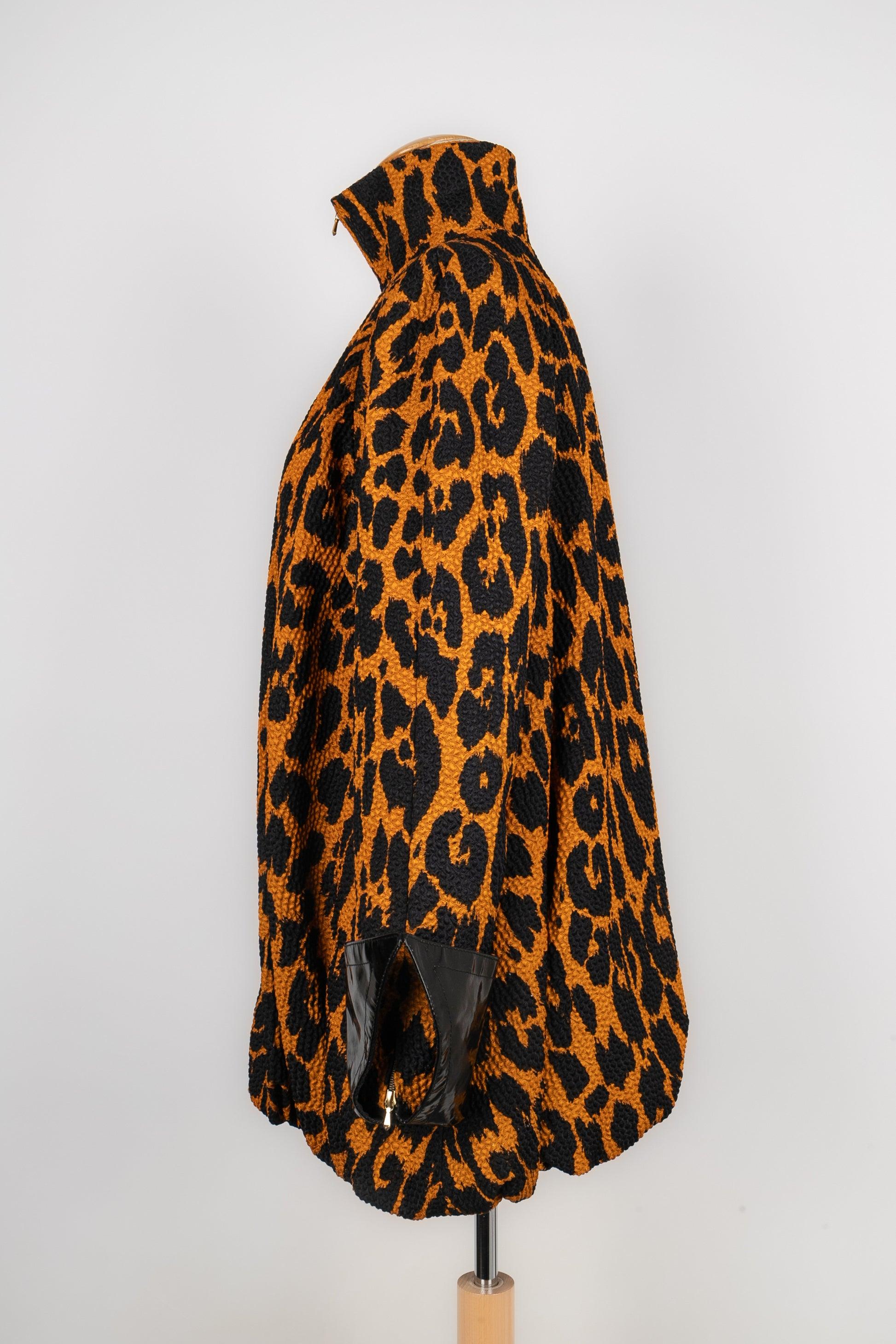 Dior - (Made in France) Giacca in tessuto pantera nera e arancione. Fodera in mussola. Non c'è un'etichetta che indichi la taglia o la composizione, ma si adatta a una 38FR. Da segnalare che i bordi delle maniche in vernice presentano alcune