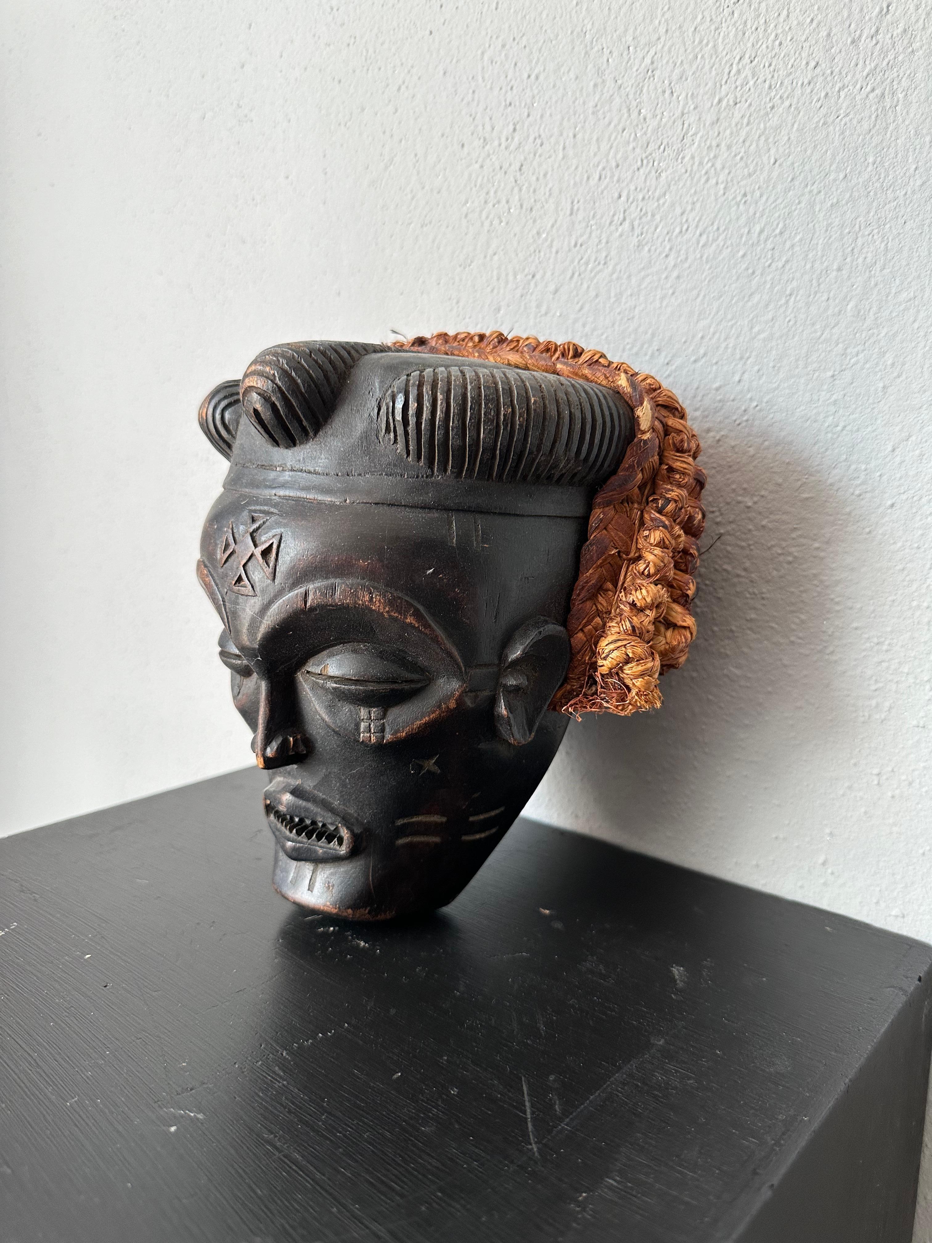 Black and orange tribal mask In Good Condition For Sale In Munich, DE