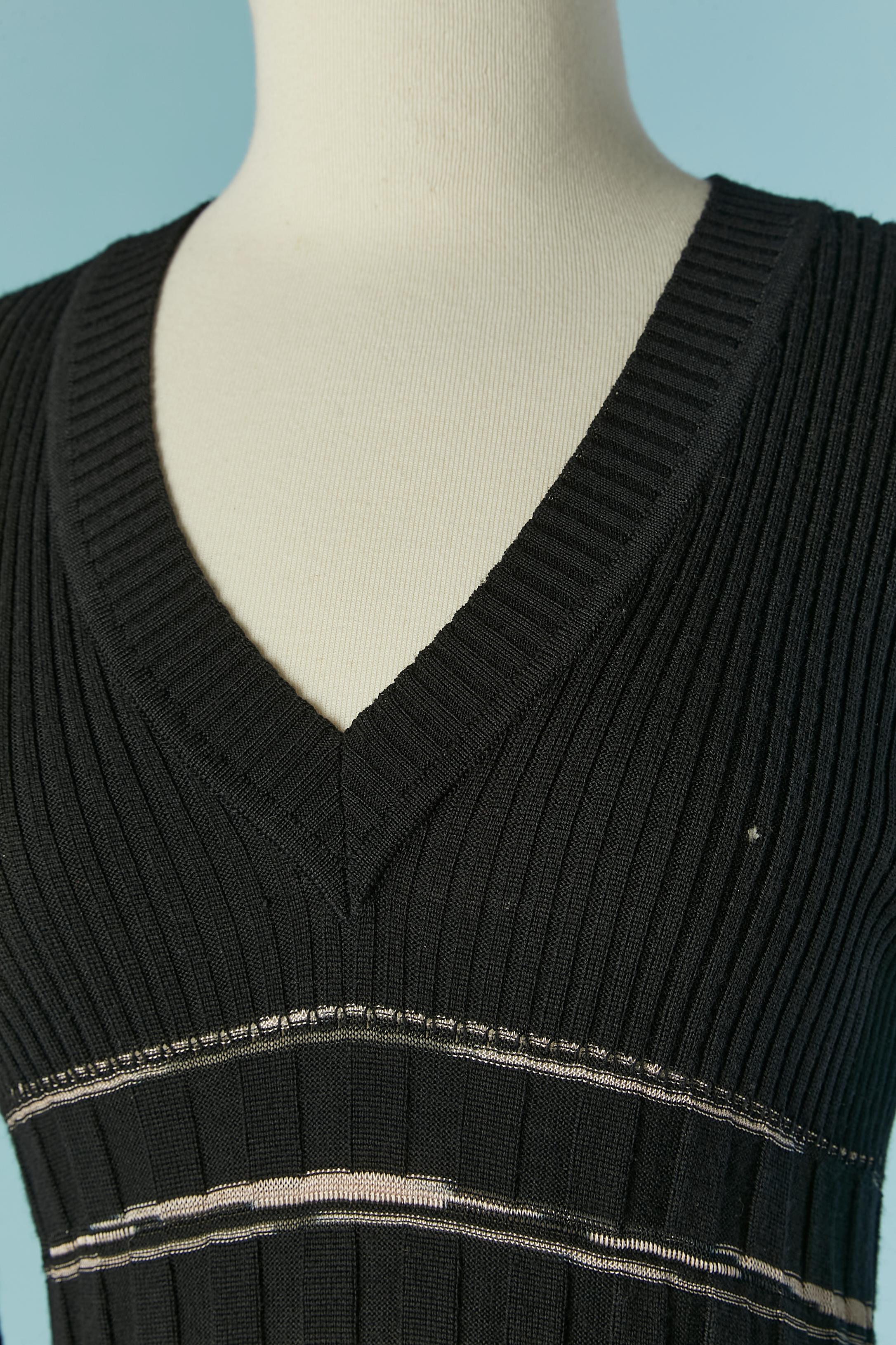 Robe en maille de rayonne et de coton noire et rose pâle. 
TAILLE M 