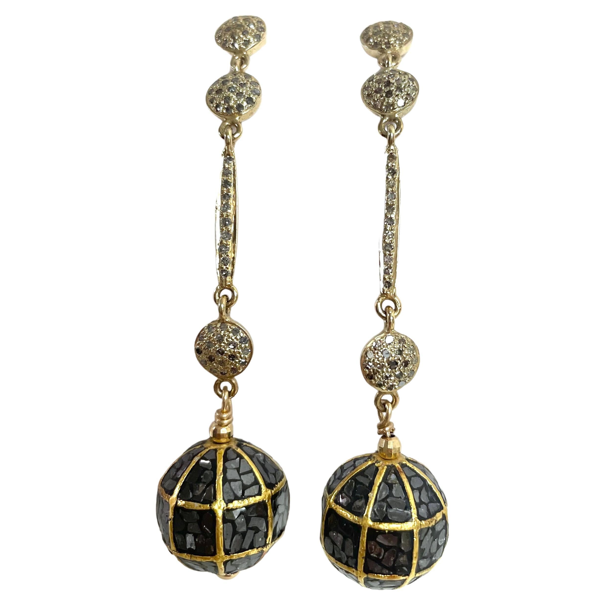 Boucles d'oreilles pendantes en diamants noirs et pavés en vente 1