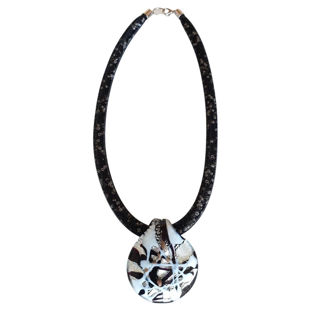 Collier à pendentif en verre de Murano noir et perles 
