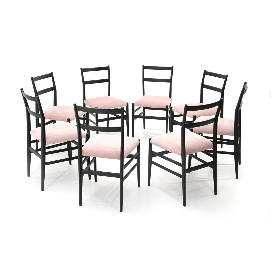 Eight chairs produced in the 1950s by Cassina designed by Gio Ponti.
Black painted solid wood frame.
Padded and lined seat in new pink velvet fabric.
Good general condition, completely restored.

Dimensions: Length 43 cm, depth 43 cm, height 83