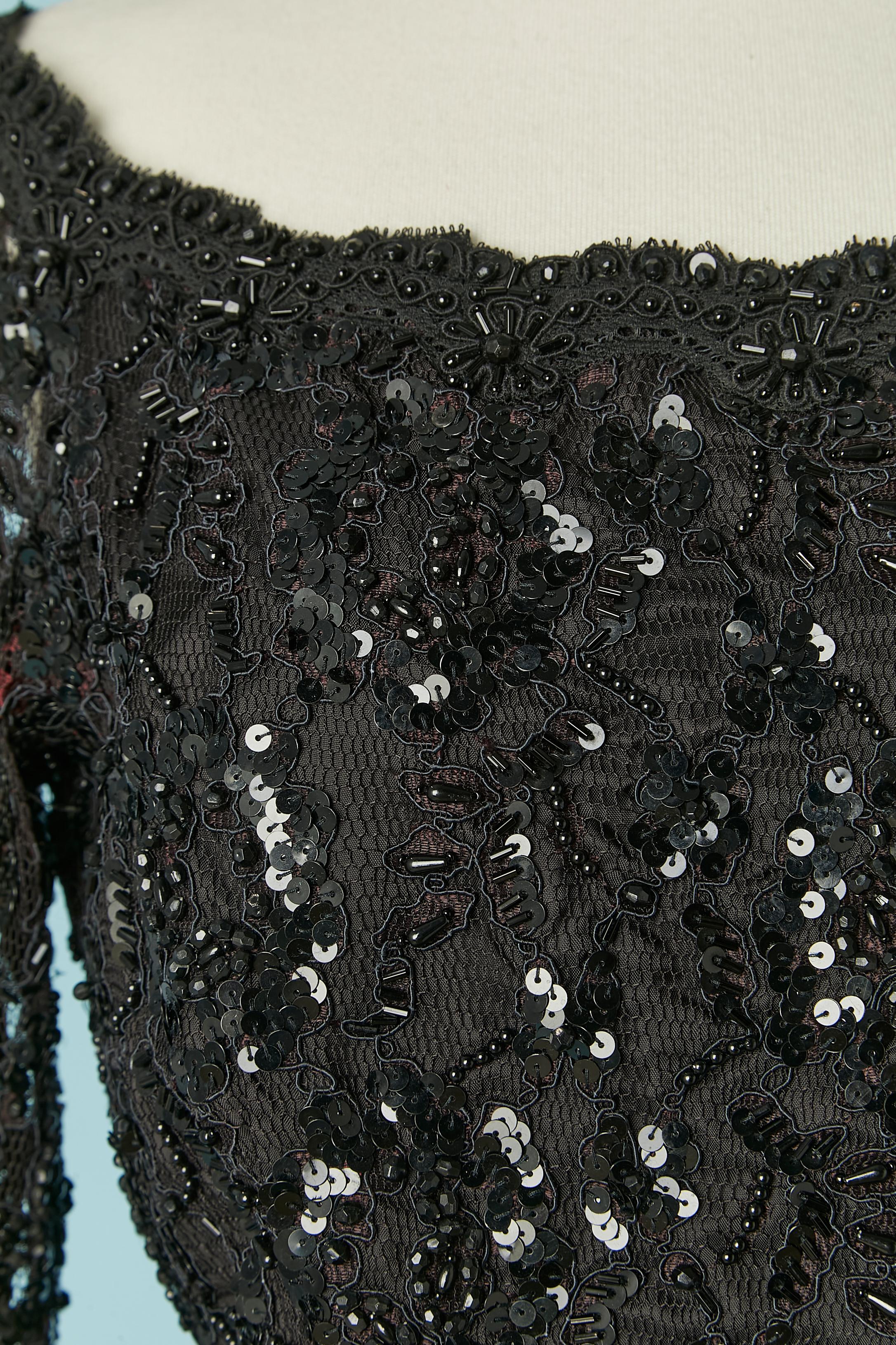 Black and pink sequin cocktail dress with beadwork on black lace base. . Shell composition : 25% nylon, 25% acetate, 25% rayon, 25% cotton. Lining: 100% rayon + tulle inside the skirt. See-through on the sleeve.
Zip and hook&eye closure on the