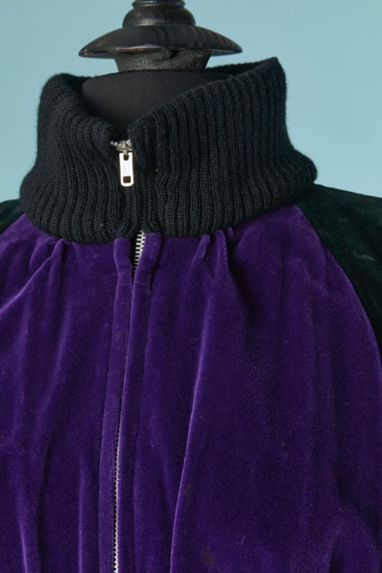 Schwarz-violettes Kleid mit schwarzen Wollrippen an der Taille. Reißverschluss in der Mitte der Vorderseite. Raglanärmel. Schwarzes Paillettenband mit Verzierung an der Taille. 
SIZE 38 (Fr) M 