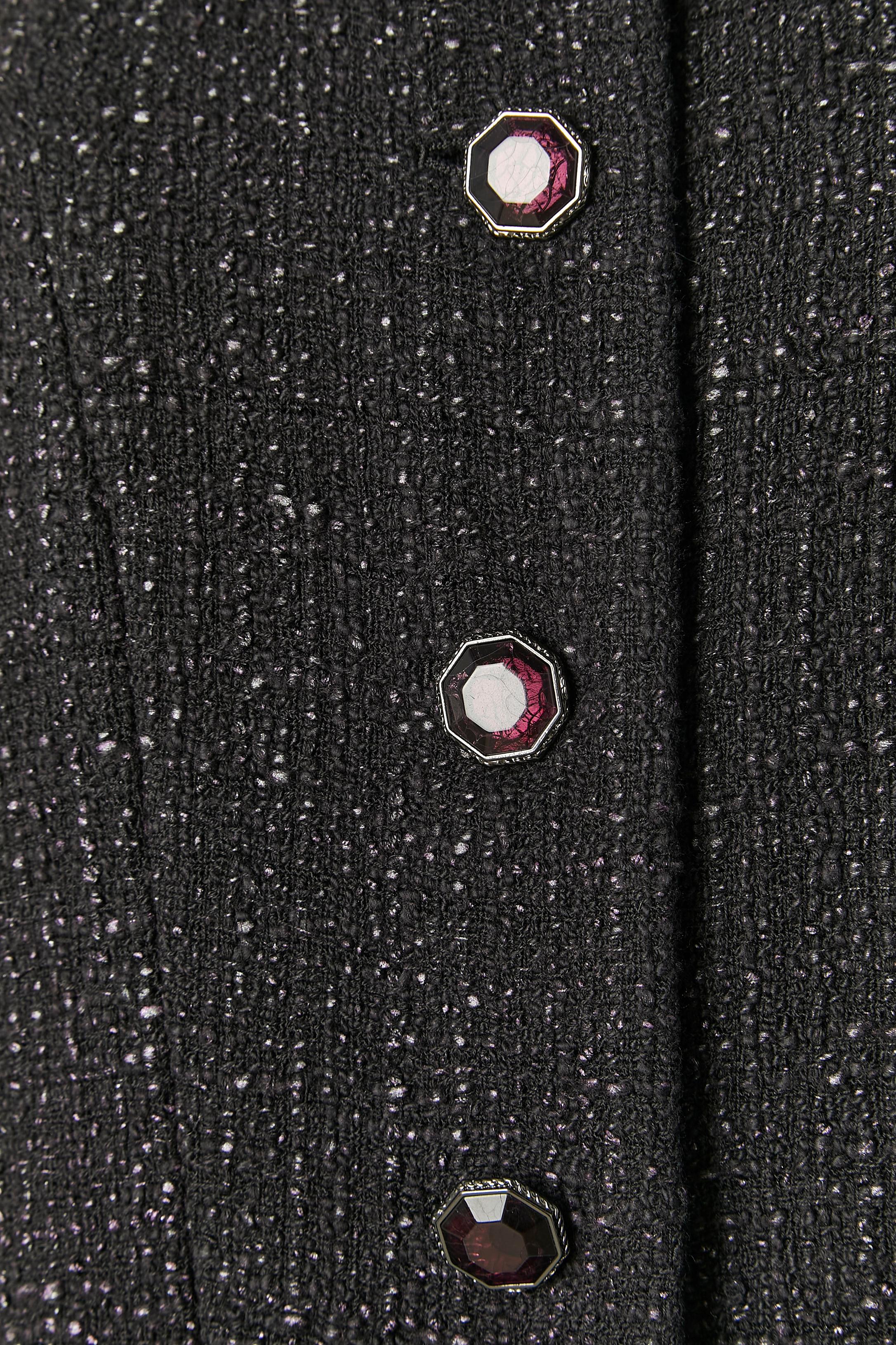 Giacca monopetto in tweed nero e viola. Composizione del tessuto principale: 90% cotone, 10% rayon. Fodera in seta con marchio. 
Chiusura con bottoni e asole sul centro del davanti. Tasca su entrambi i lati. Catena all'interno della giacca sul bordo