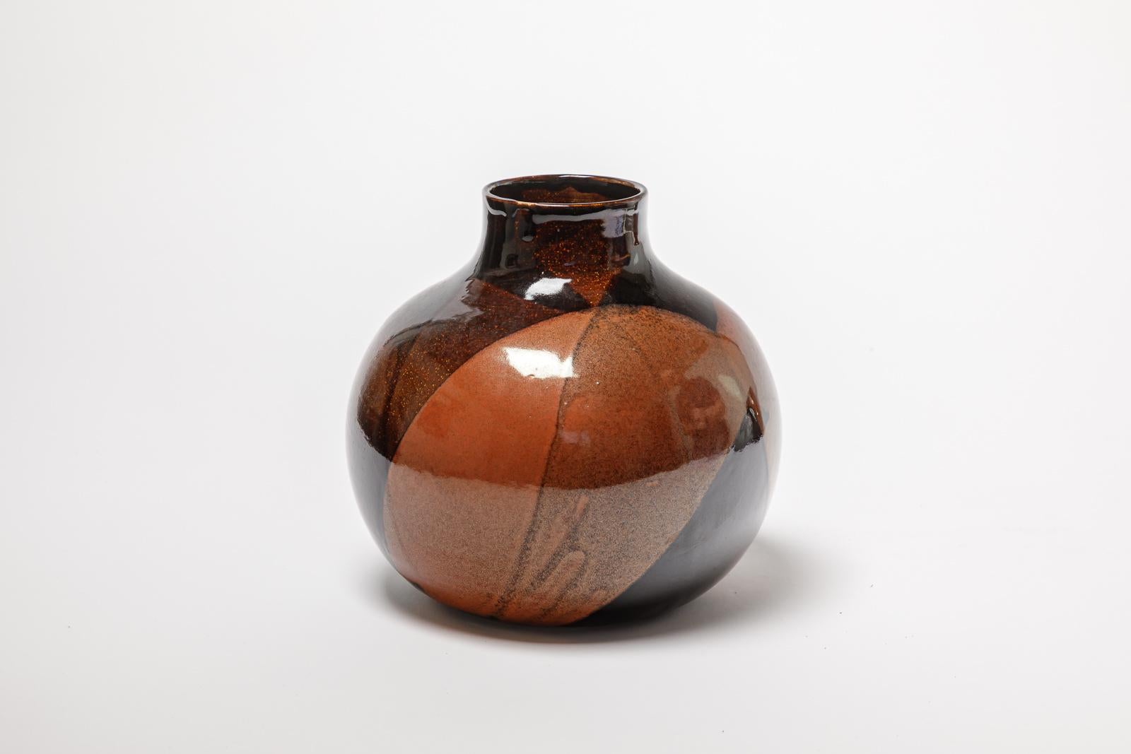 Moderno vaso astratto in ceramica nera e rossa di ATOI, ceramica di design del 21° secolo, 19 cm in vendita