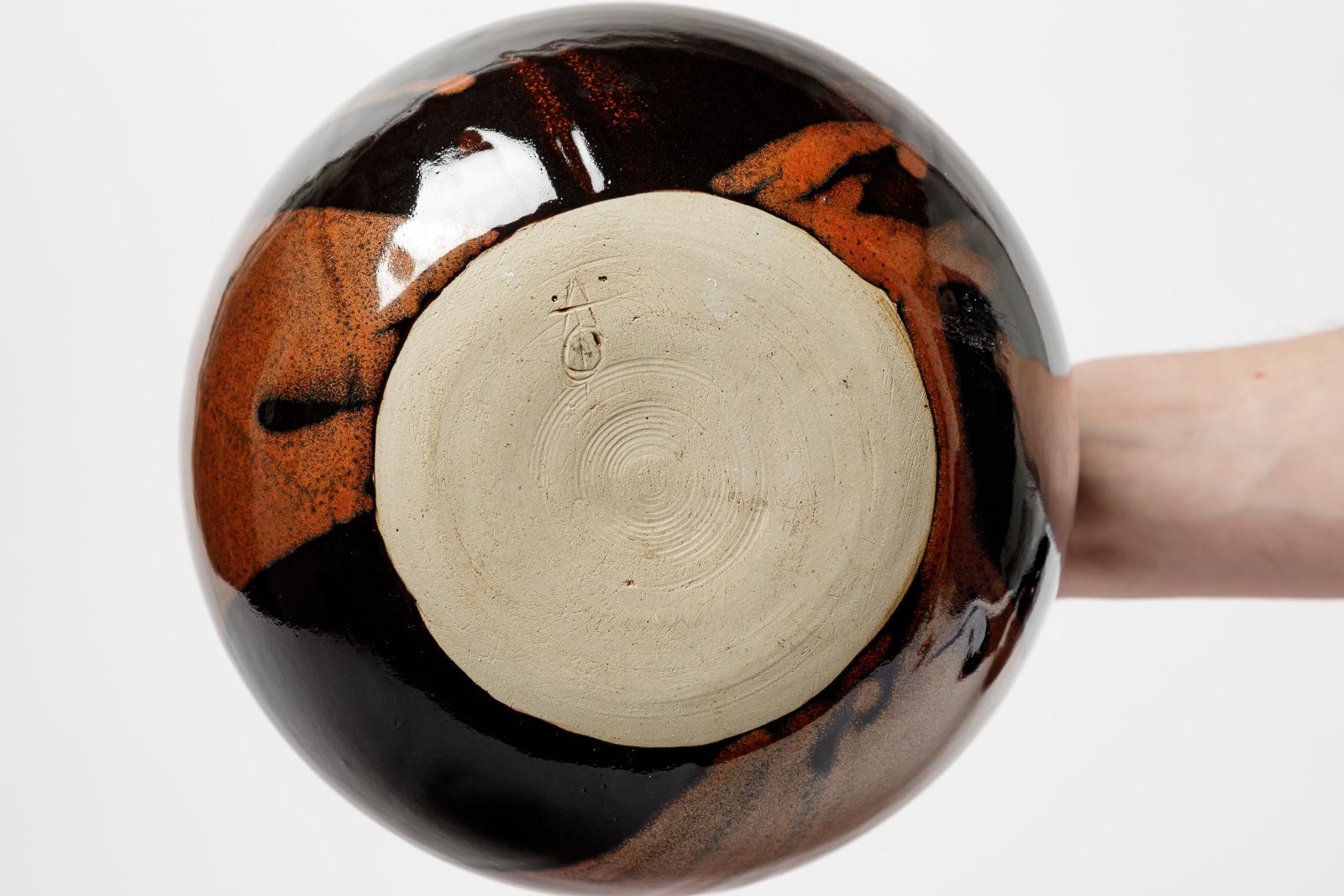 XXI secolo e contemporaneo vaso astratto in ceramica nera e rossa di ATOI, ceramica di design del 21° secolo, 19 cm in vendita