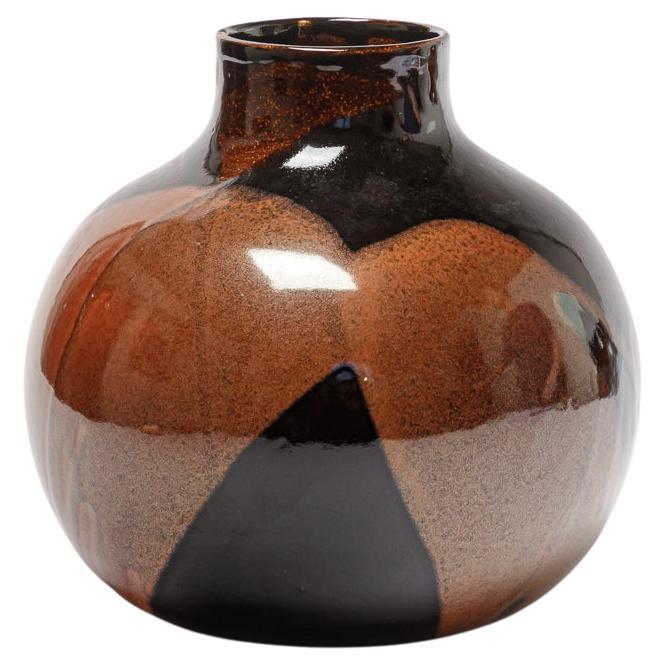 vaso astratto in ceramica nera e rossa di ATOI, ceramica di design del 21° secolo, 19 cm