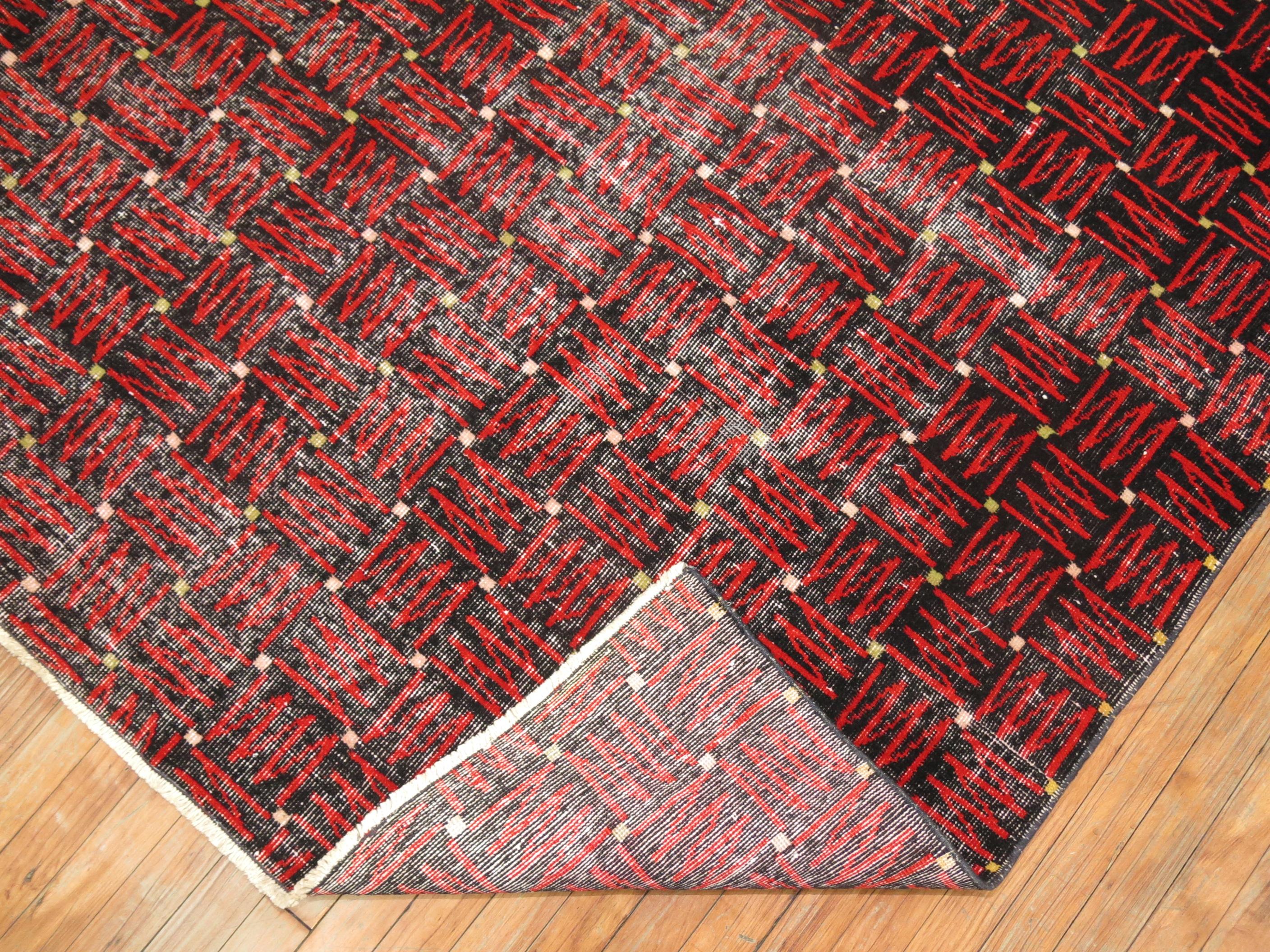 Schwarzer und roter antiker Deko-Teppich (Moderne der Mitte des Jahrhunderts) im Angebot