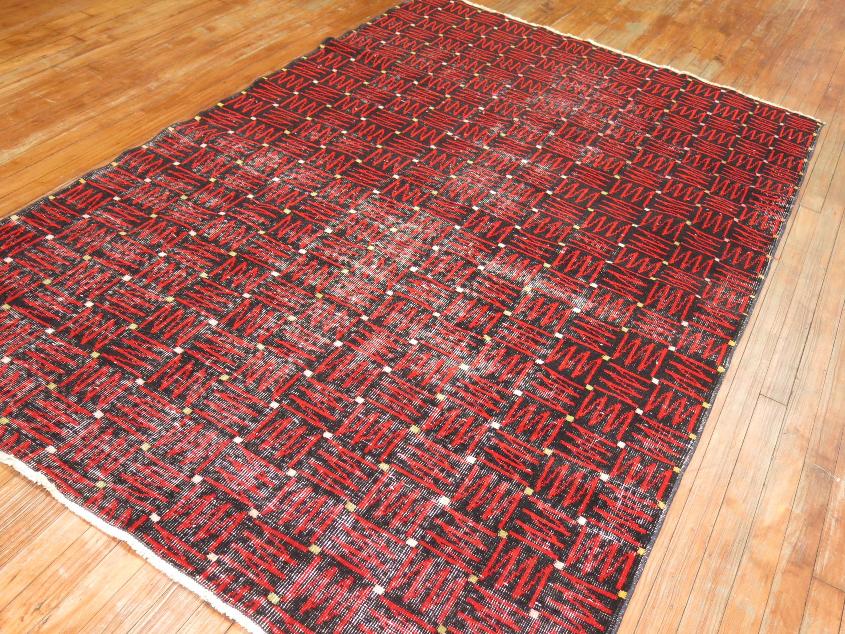 Schwarzer und roter antiker Deko-Teppich im Zustand „Relativ gut“ im Angebot in New York, NY