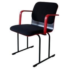 Fauteuil noir et rouge d
Yrjö Kukkapuro pour Avarte  Finlande  1980s