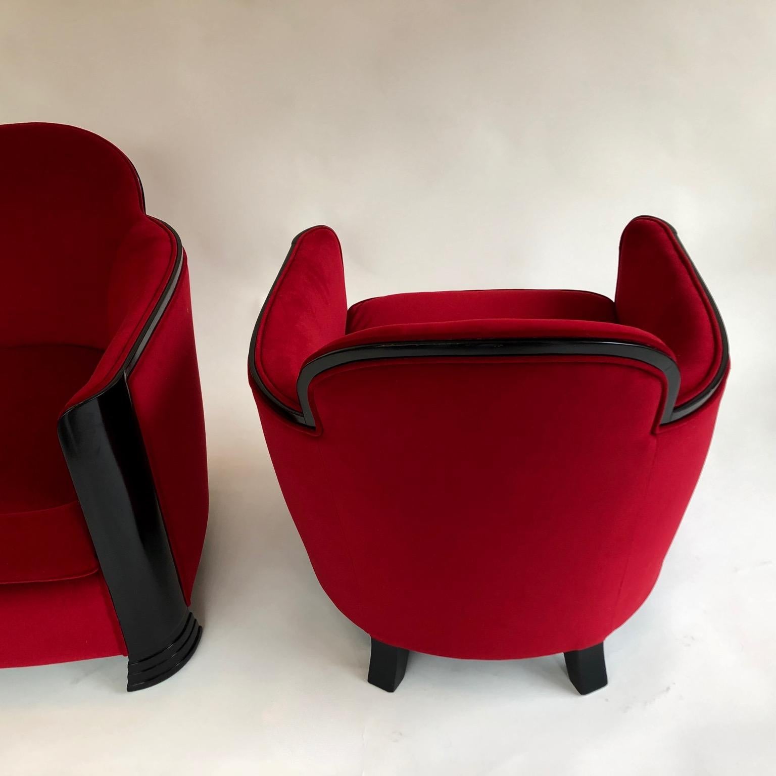 A comfortable Art Deco pair, style international, French Modernist, circa 1930s. Ebonized black and Upholstered in red cotton Velours.