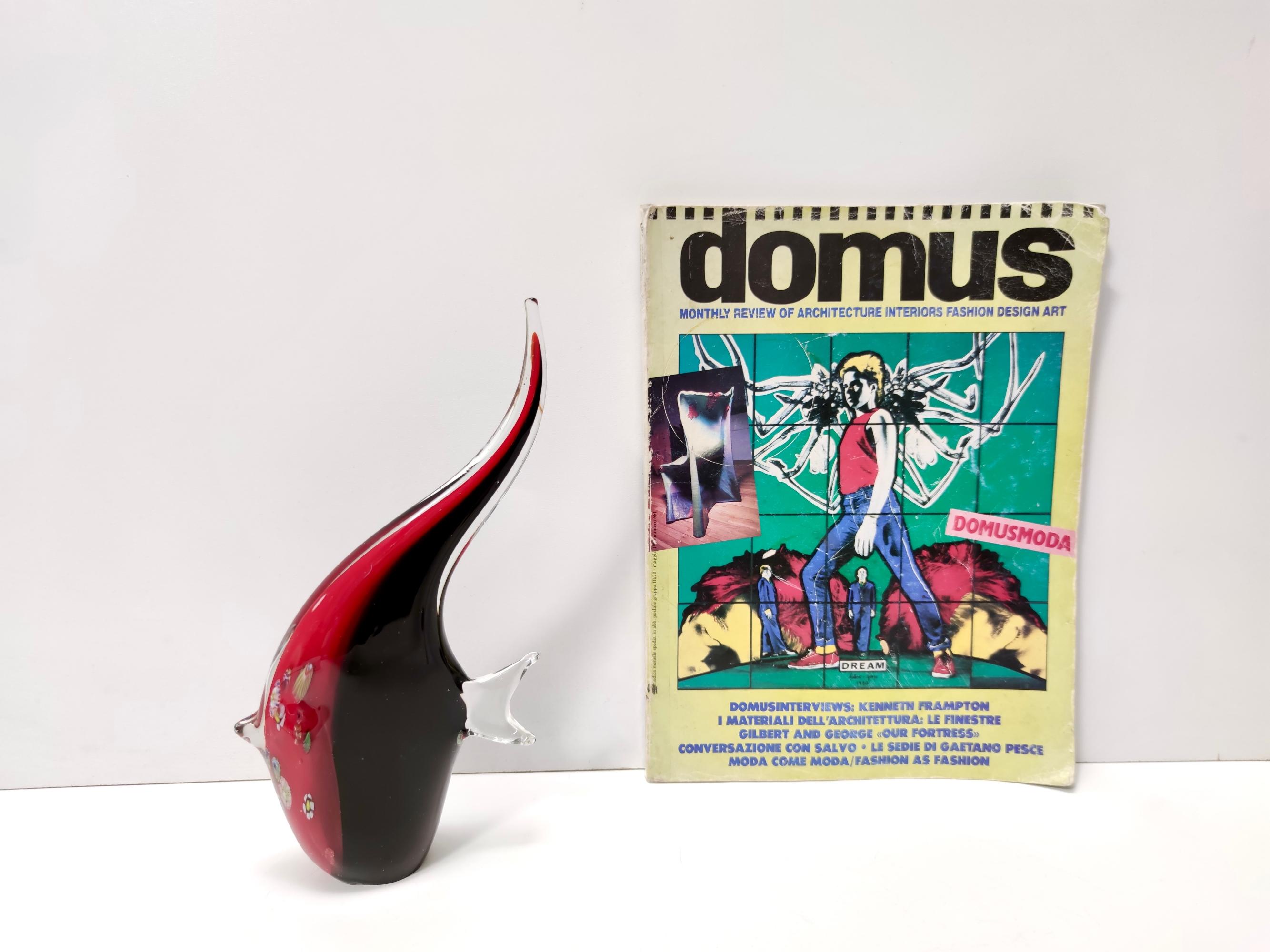 Figura decorativa pez de cristal de Murano soplado negro y rojo, Italia Posmoderno en venta