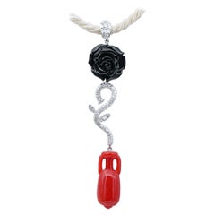 Collana con ciondolo in corallo nero e rosso, diamanti e oro bianco 14 carati.