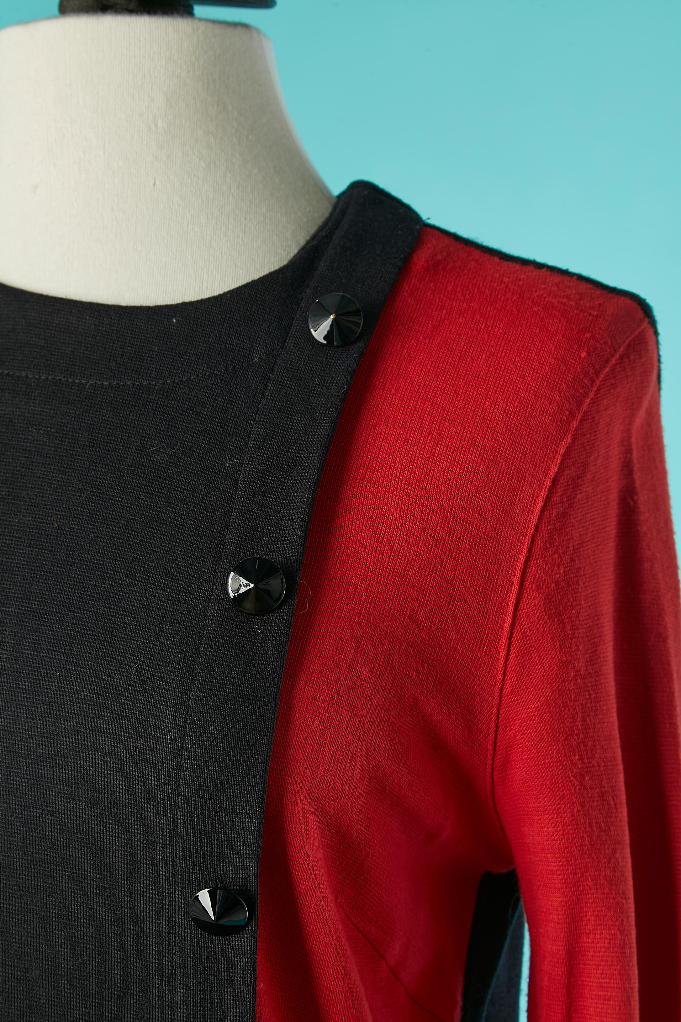 Schwarzes und rotes Jersey-Kleid mit Zierknöpfen.schwarze Zierknöpfe . Reißverschluss hinten Mitte. 
SIZE 38 (Fr) M 