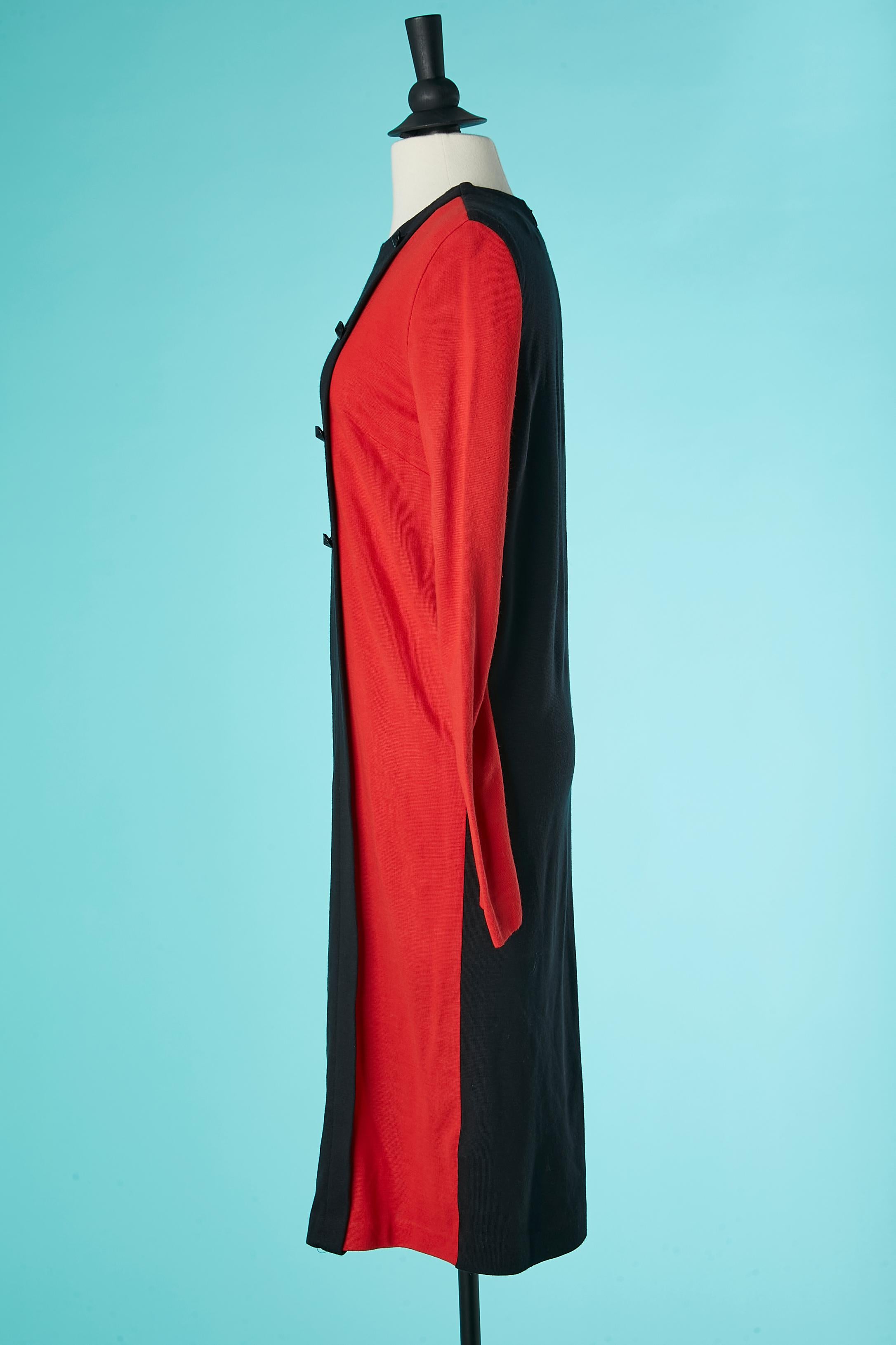 Schwarzes und rotes Jerseykleid mit Zierknöpfen Pierre Cardin 600€ im Zustand „Hervorragend“ im Angebot in Saint-Ouen-Sur-Seine, FR