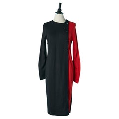 Robe en jersey noir et rouge avec boutons décoratifs Pierre Cardin 600€.