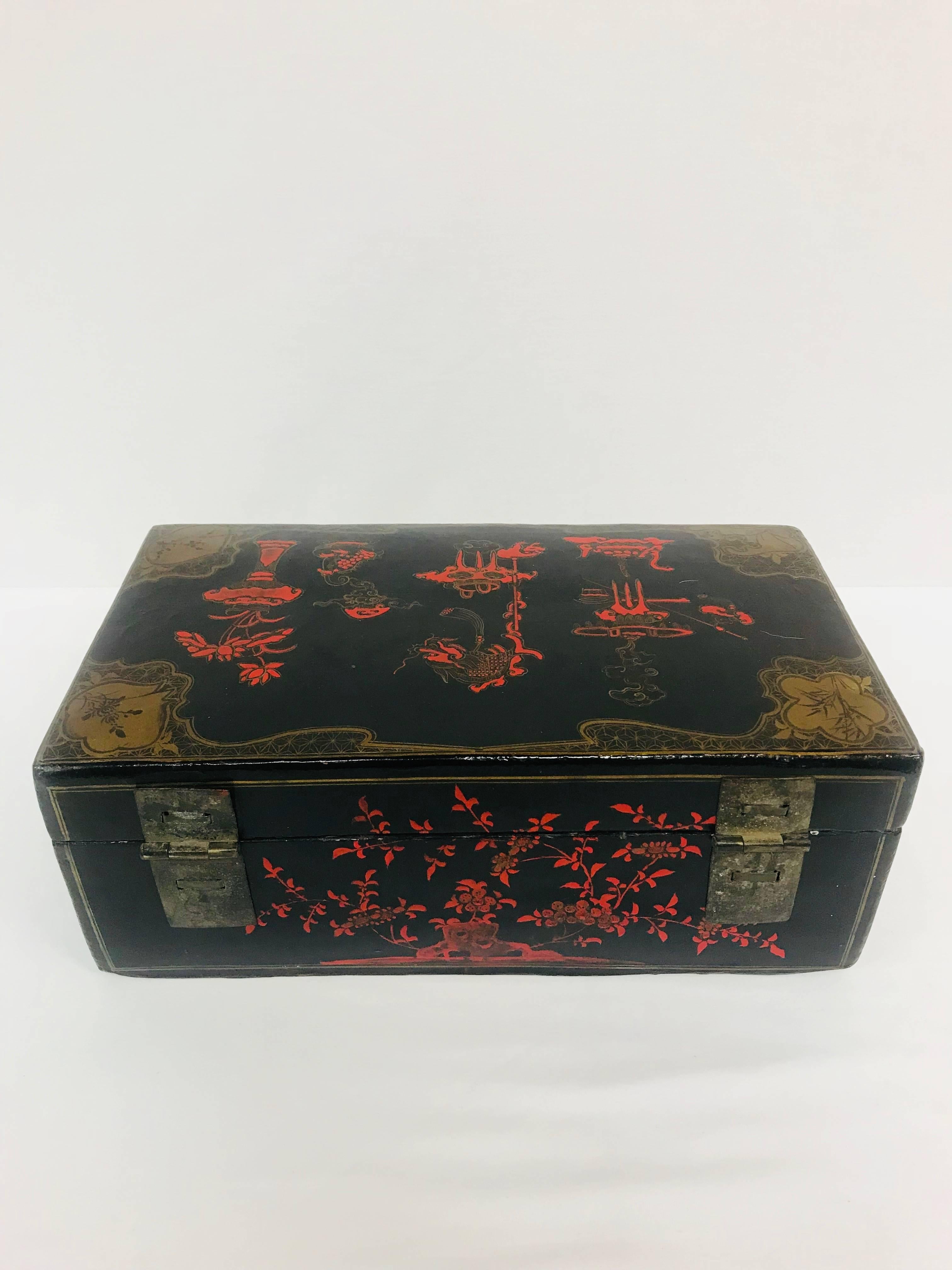 Black and Red Lacquer Asian Box In Good Condition For Sale In High Point, NC