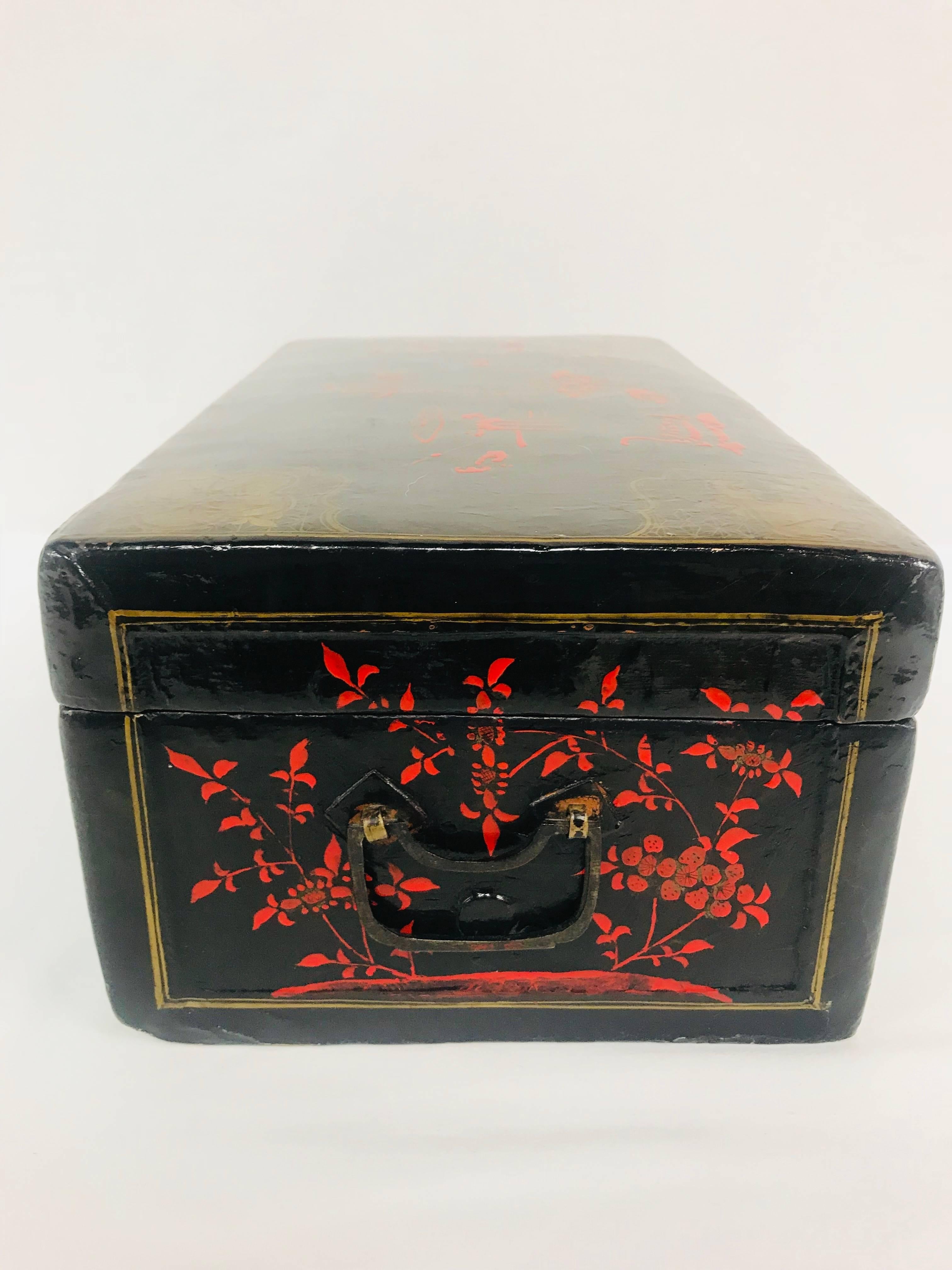 Black and Red Lacquer Asian Box For Sale 1