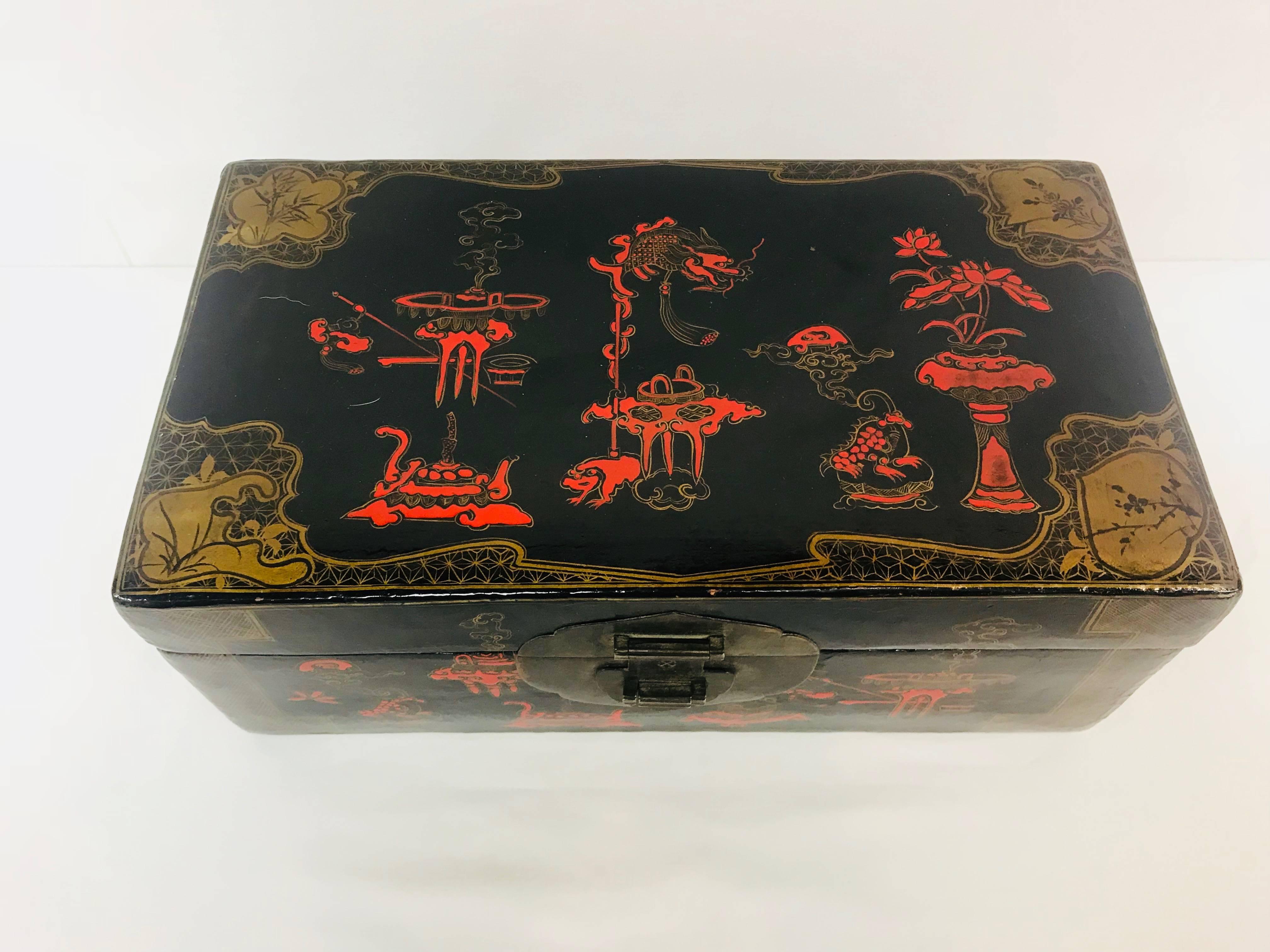 Black and Red Lacquer Asian Box For Sale 2