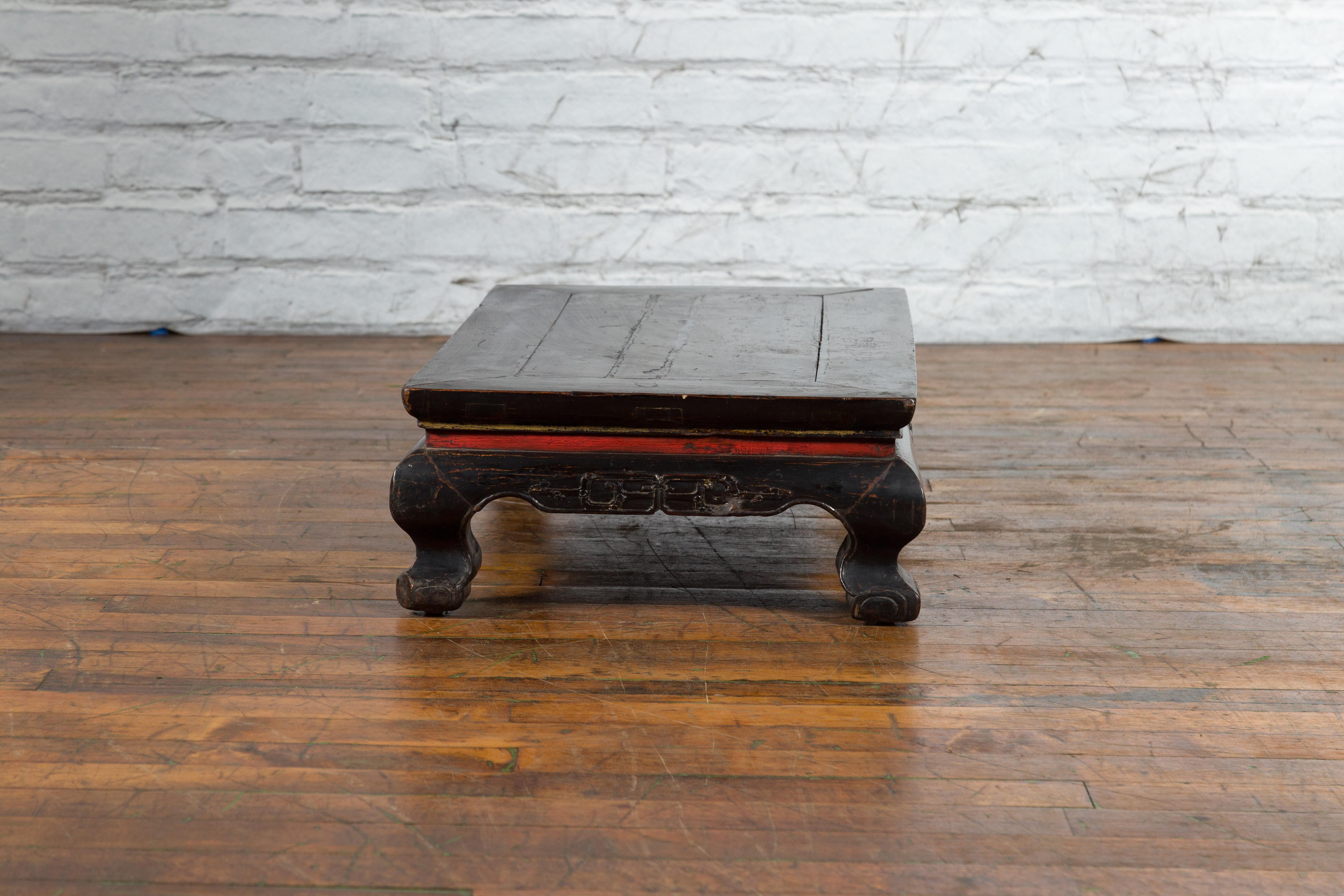 Black and Red Lacquer Qing Dynasty Prayer Table with Low Relief Carved Scrolls For Sale 4