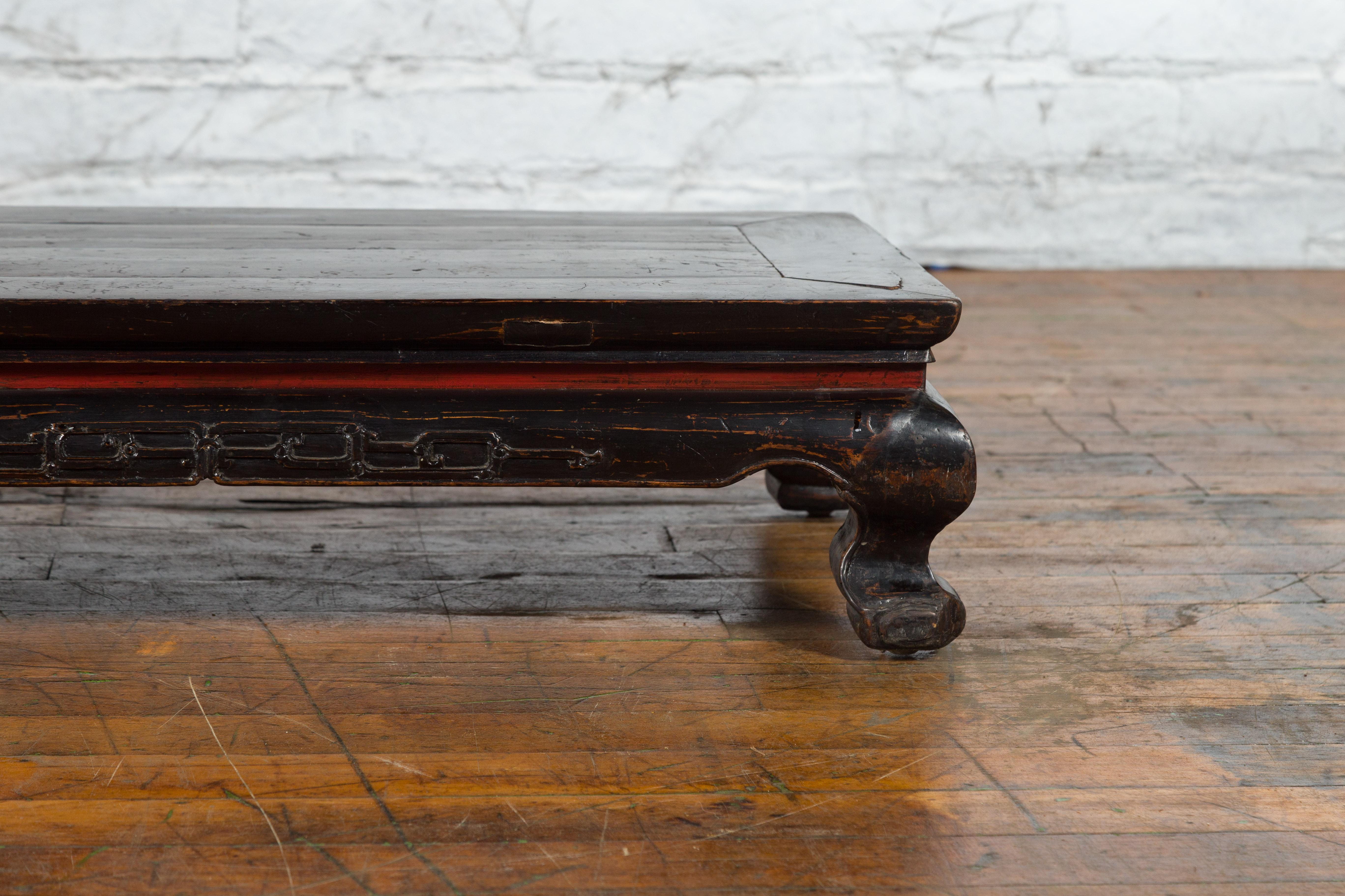 Black and Red Lacquer Qing Dynasty Prayer Table with Low Relief Carved Scrolls For Sale 1