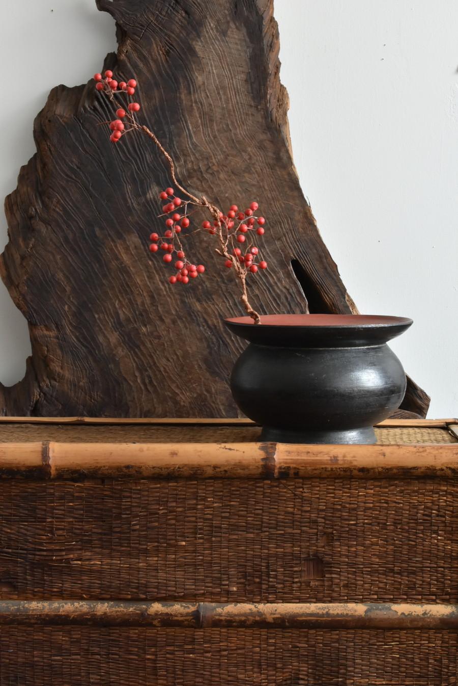 We have a unique Japanese aesthetic sense.
And only we can introduce unique items through our purchasing channels in Japan and the experience we have gained so far, in such a way that no one else can imitate.


A lacquered wooden container made