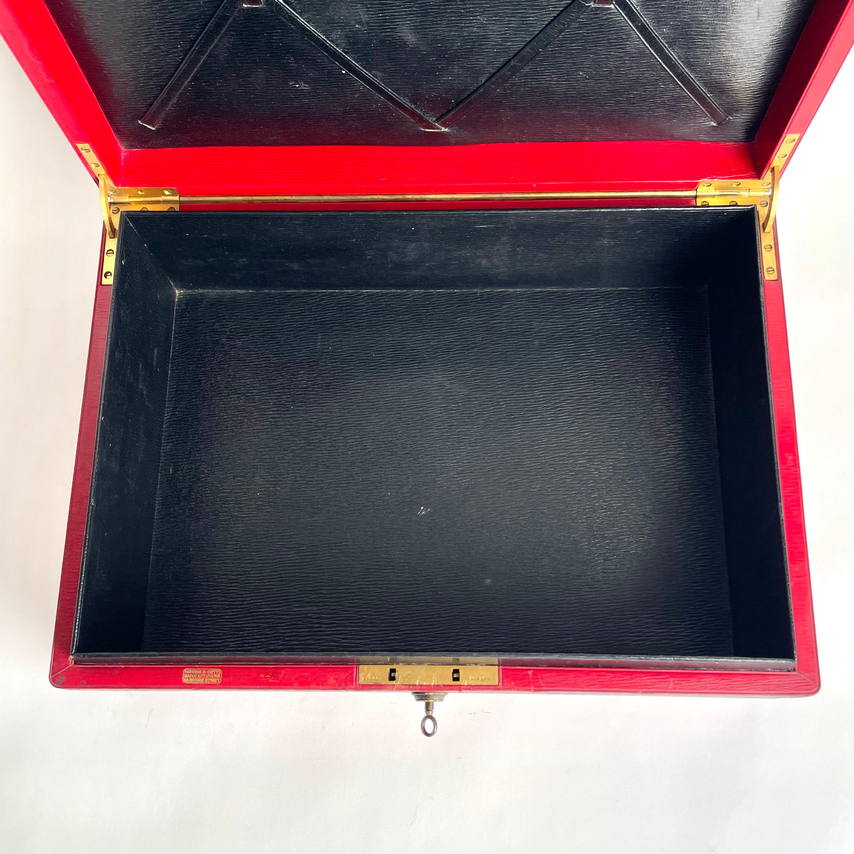 Caja de cuero negro y rojo con las armas del clan irlandés MacNamara, Londres, años 1880 2