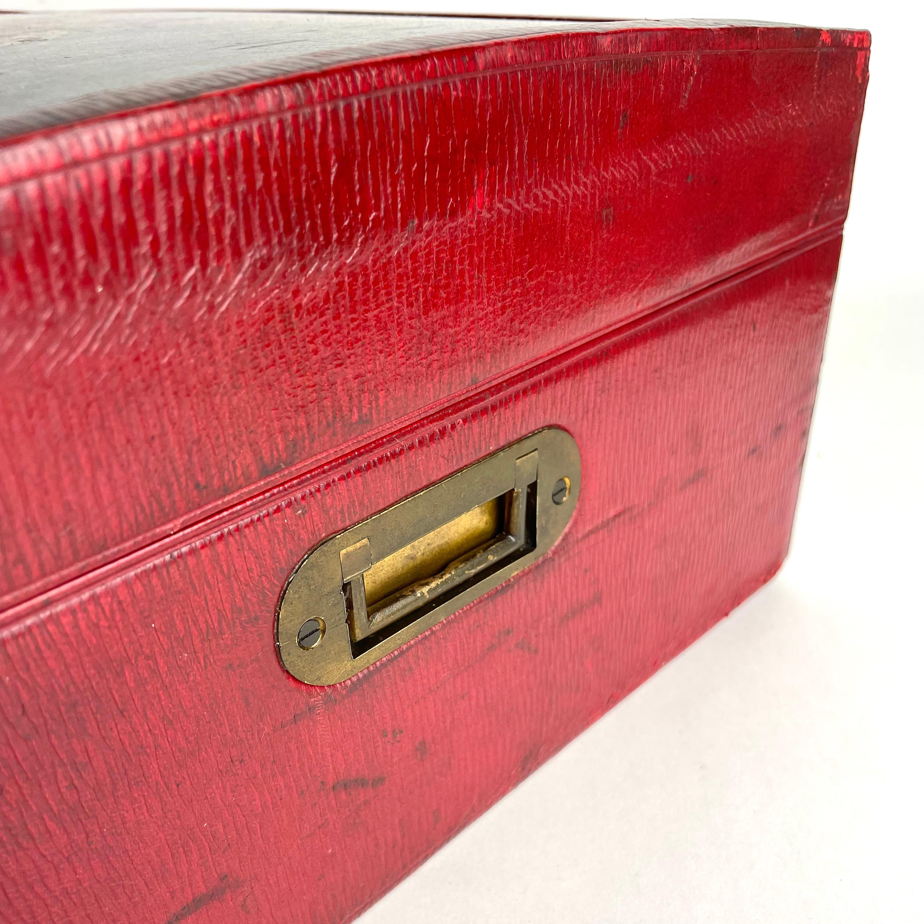 Caja de cuero negro y rojo con las armas del clan irlandés MacNamara, Londres, años 1880 4