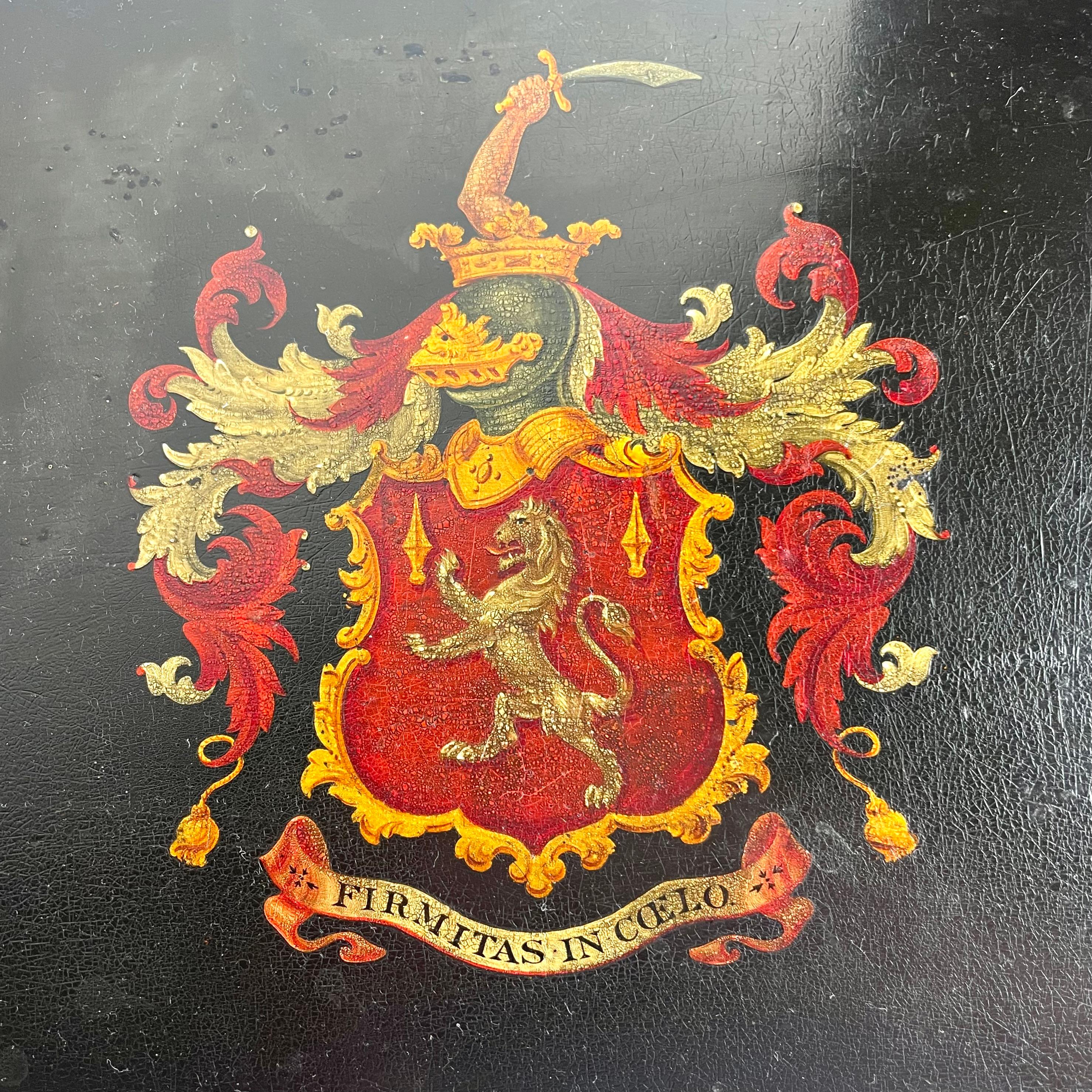 Caja de cuero negro y rojo con las armas y palabras del clan irlandés MacNamara, Londres, 1880.

Una llamativa caja de cuero, producida por la firma londinense Parkins & Gotto, empresa de Oxford Street especializada en artículos de cuero y