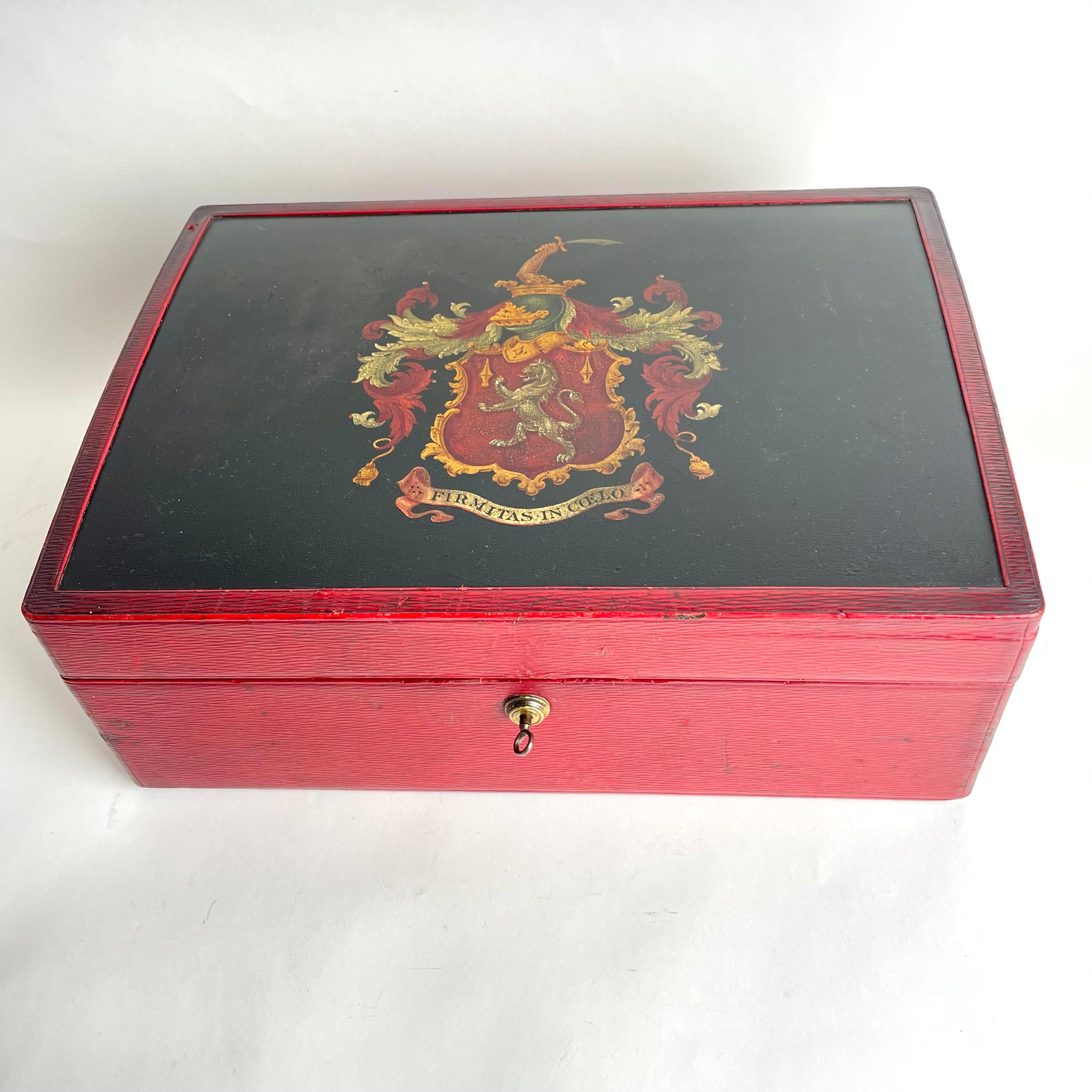 Caja de cuero negro y rojo con las armas del clan irlandés MacNamara, Londres, años 1880 Alto victoriano
