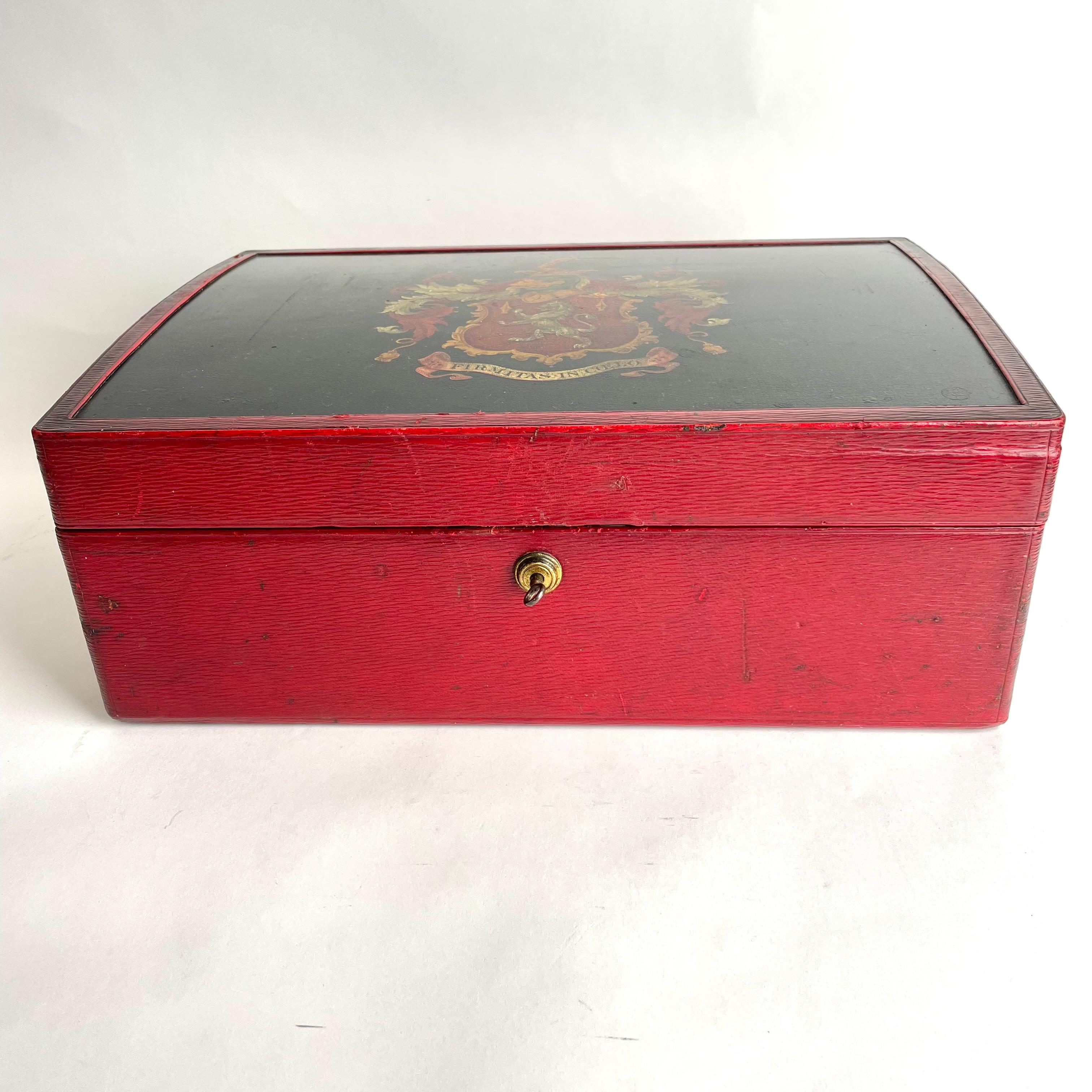 Caja de cuero negro y rojo con las armas del clan irlandés MacNamara, Londres, años 1880 Inglés