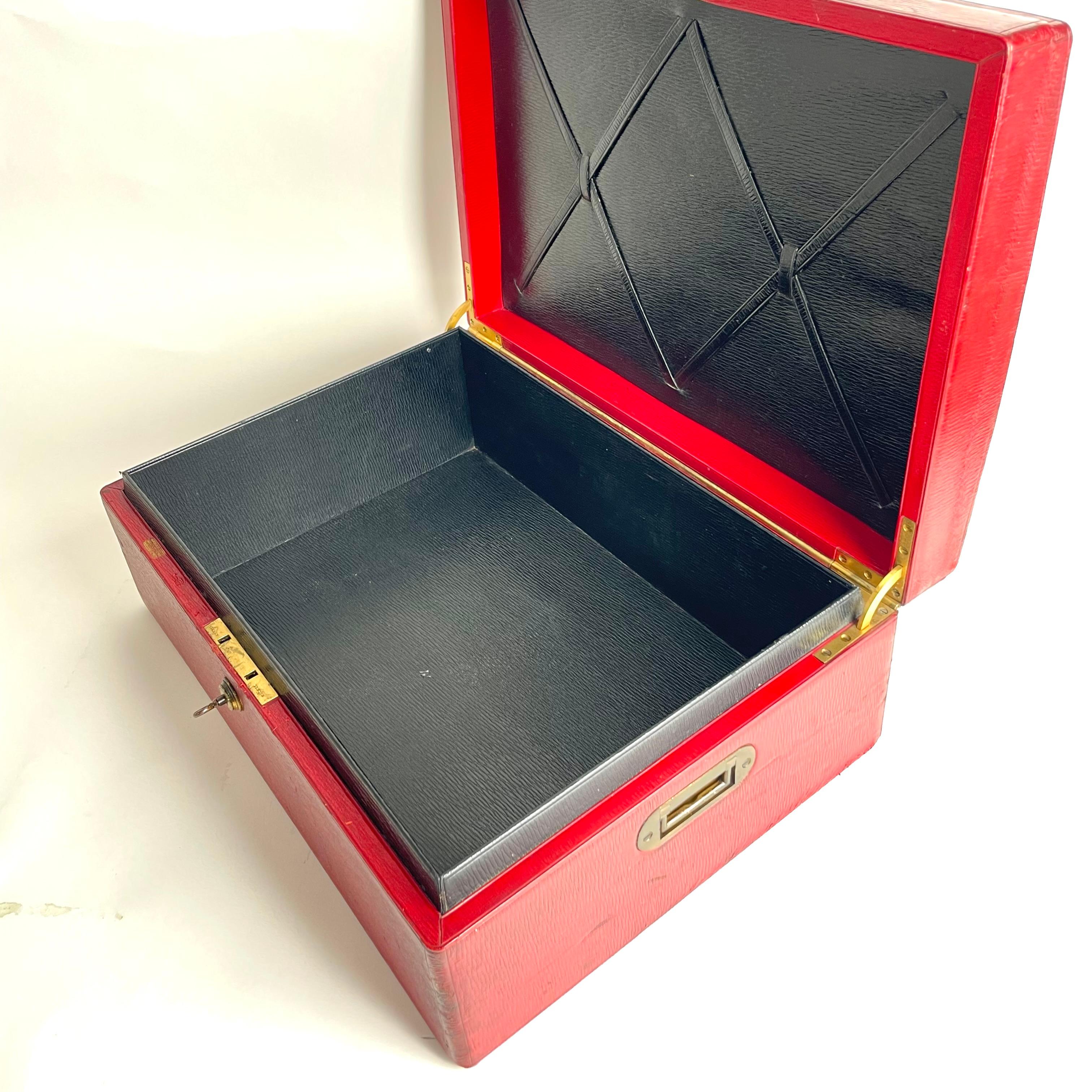 Caja de cuero negro y rojo con las armas del clan irlandés MacNamara, Londres, años 1880 en Bueno Estado en Knivsta, SE