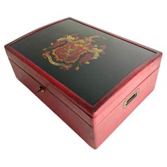 Caja de cuero negro y rojo con las armas del clan irlandés MacNamara, Londres, años 1880