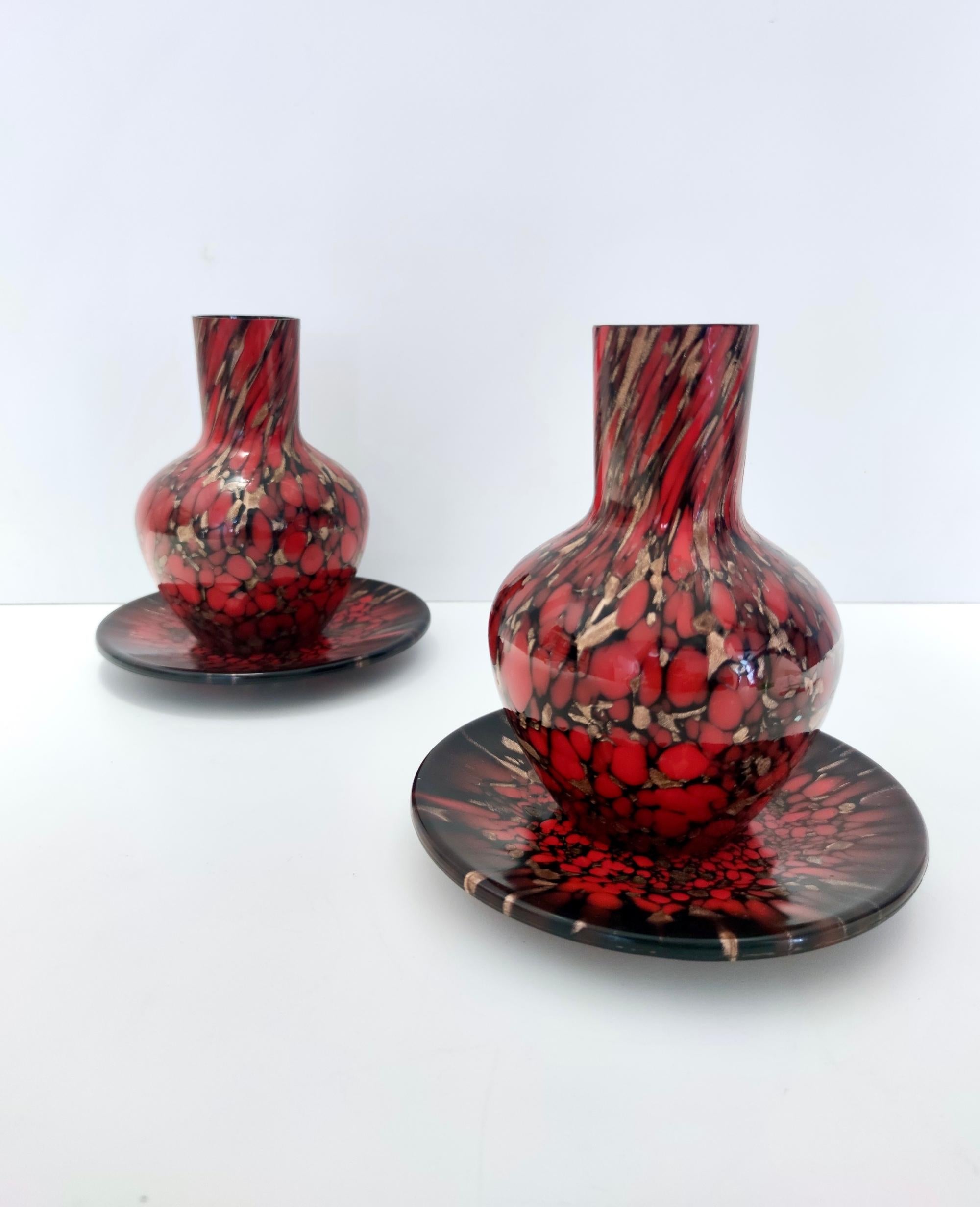 Mid-Century Modern Vases en verre de Murano noir et rouge de Vincenzo Nason avec verre en aventurine de bronze en vente