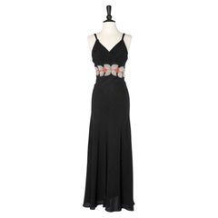 Vestido de cóctel de crespón negro y azafrán con bordados de hilo de plata Circa 1930