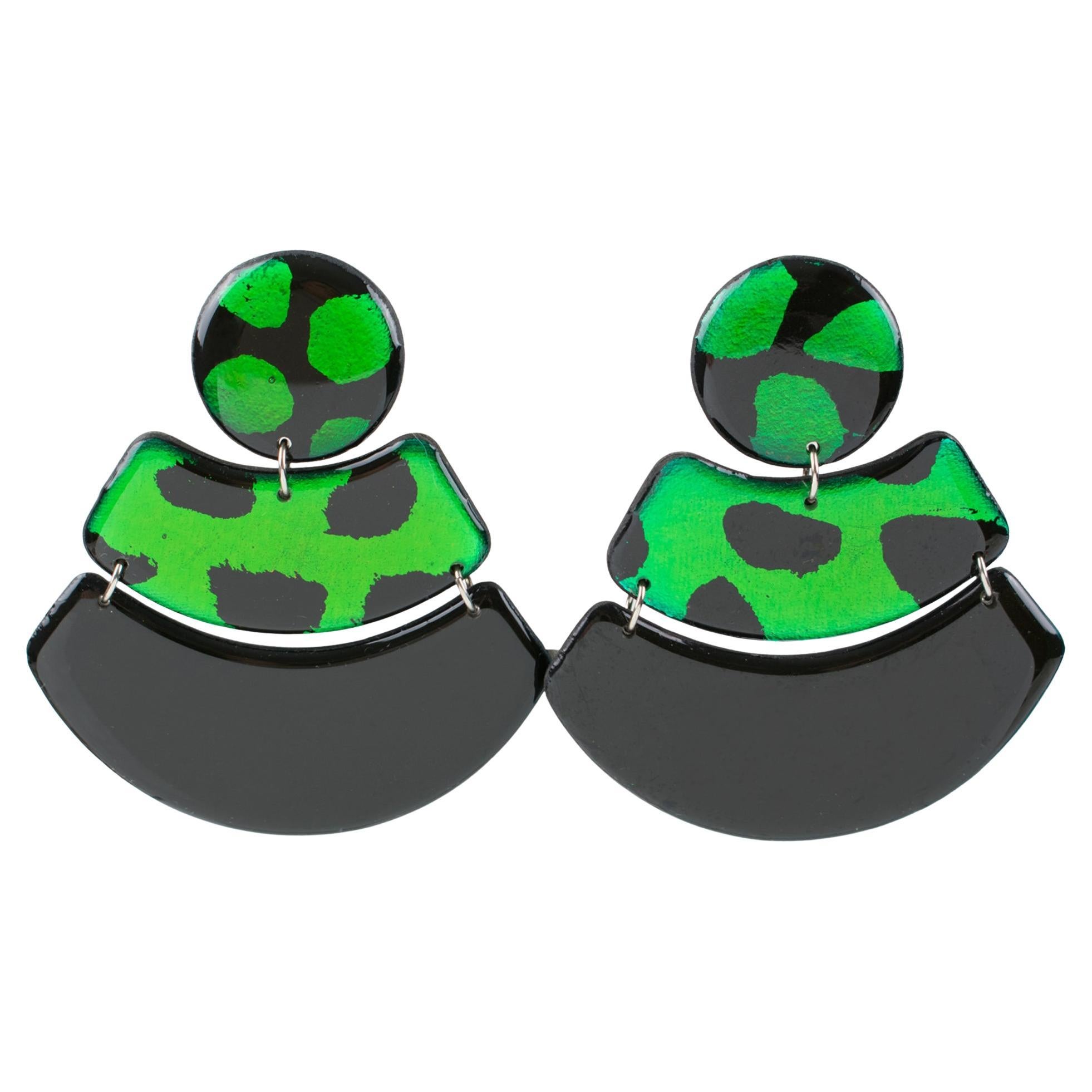 Boucles d'oreilles pendantes à clip géométriques en acrylique Lucite, noir et vert trèfle en vente