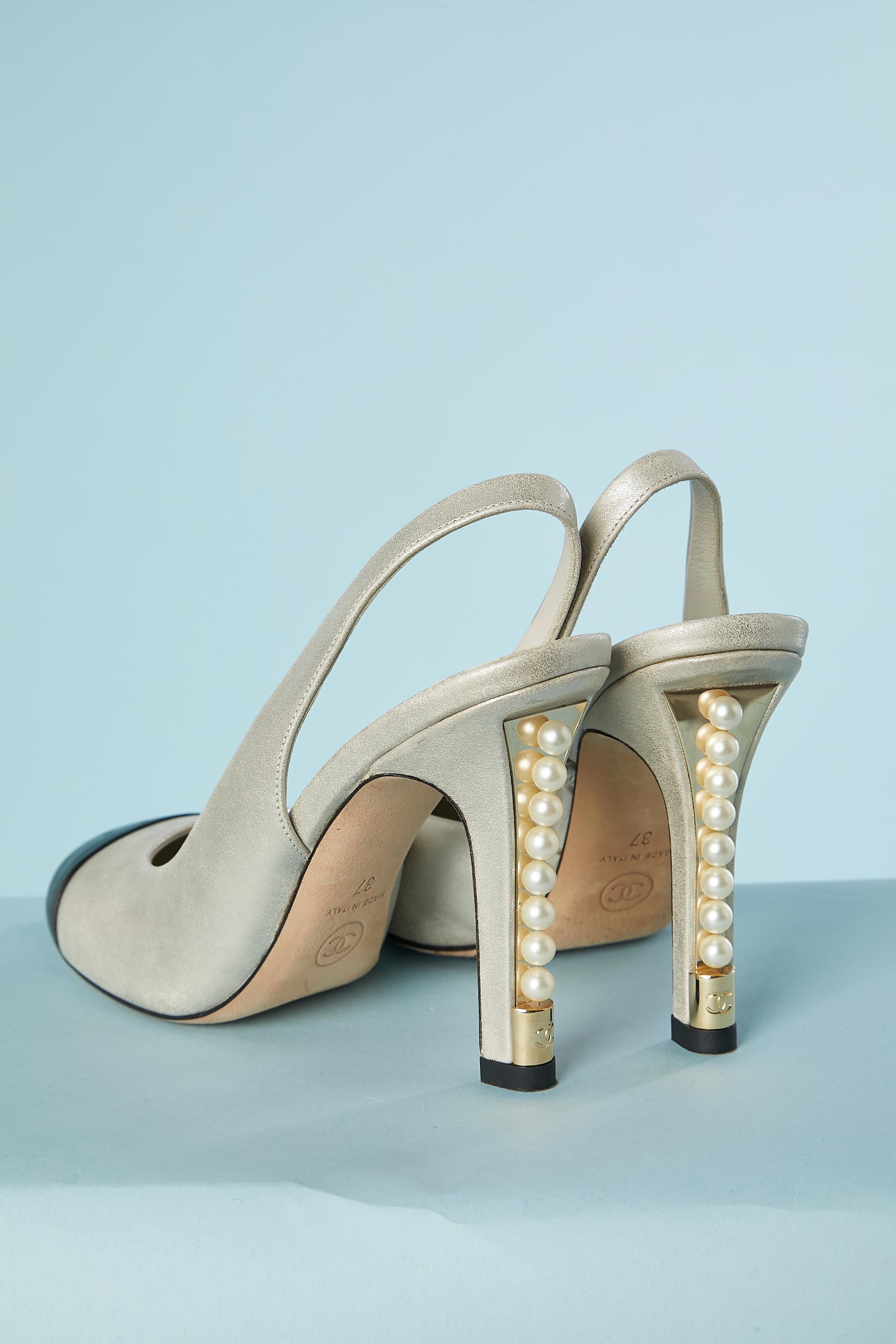 Grigio Stiletto in pelle nera e argento con perla sul tallone Chanel in vendita