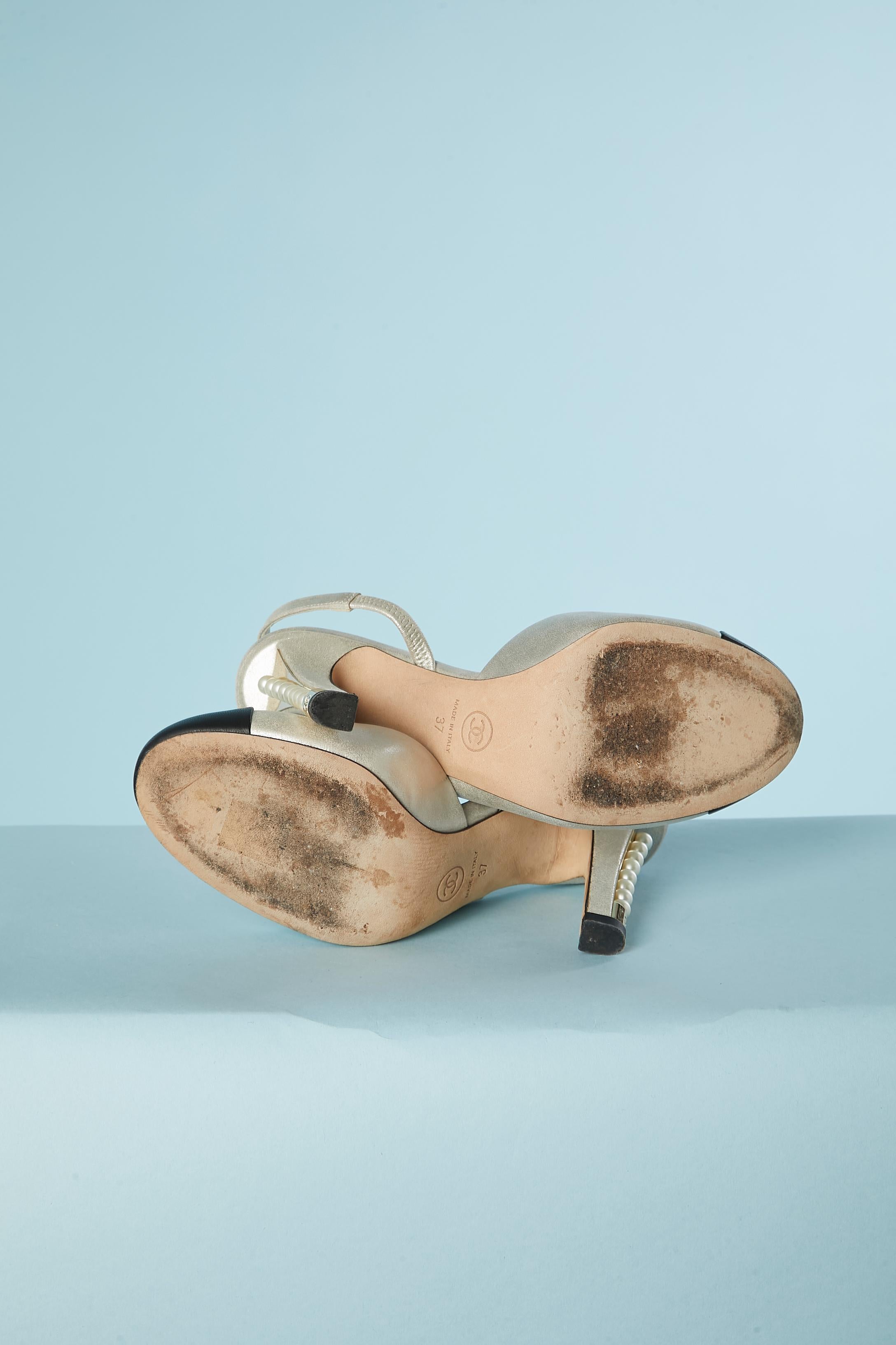 Donna Stiletto in pelle nera e argento con perla sul tallone Chanel in vendita