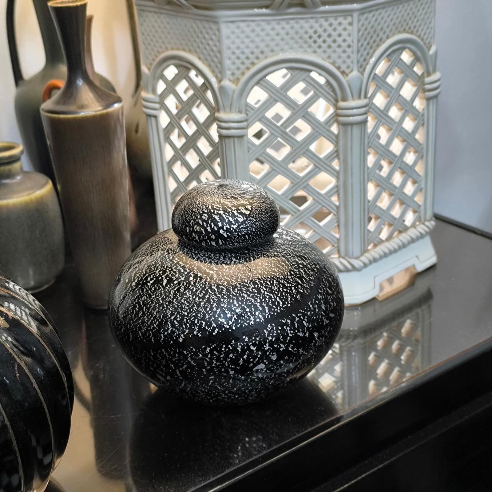 Mid-Century Modern Black and Silver Murano Glass Vase with Lid, by Seguso Vetri D'Arte For Sale
