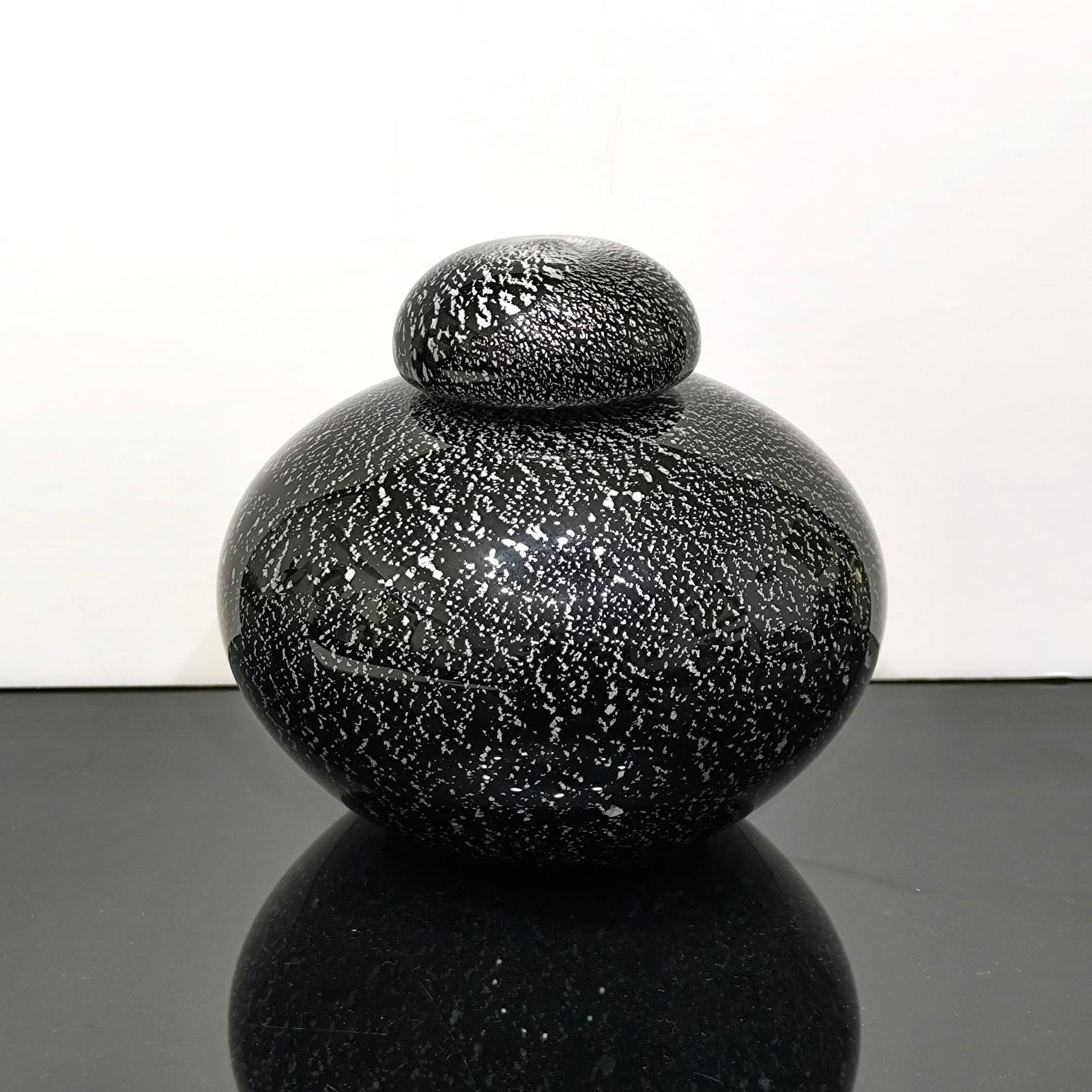 Mid-20th Century Black and Silver Murano Glass Vase with Lid, by Seguso Vetri D'Arte For Sale