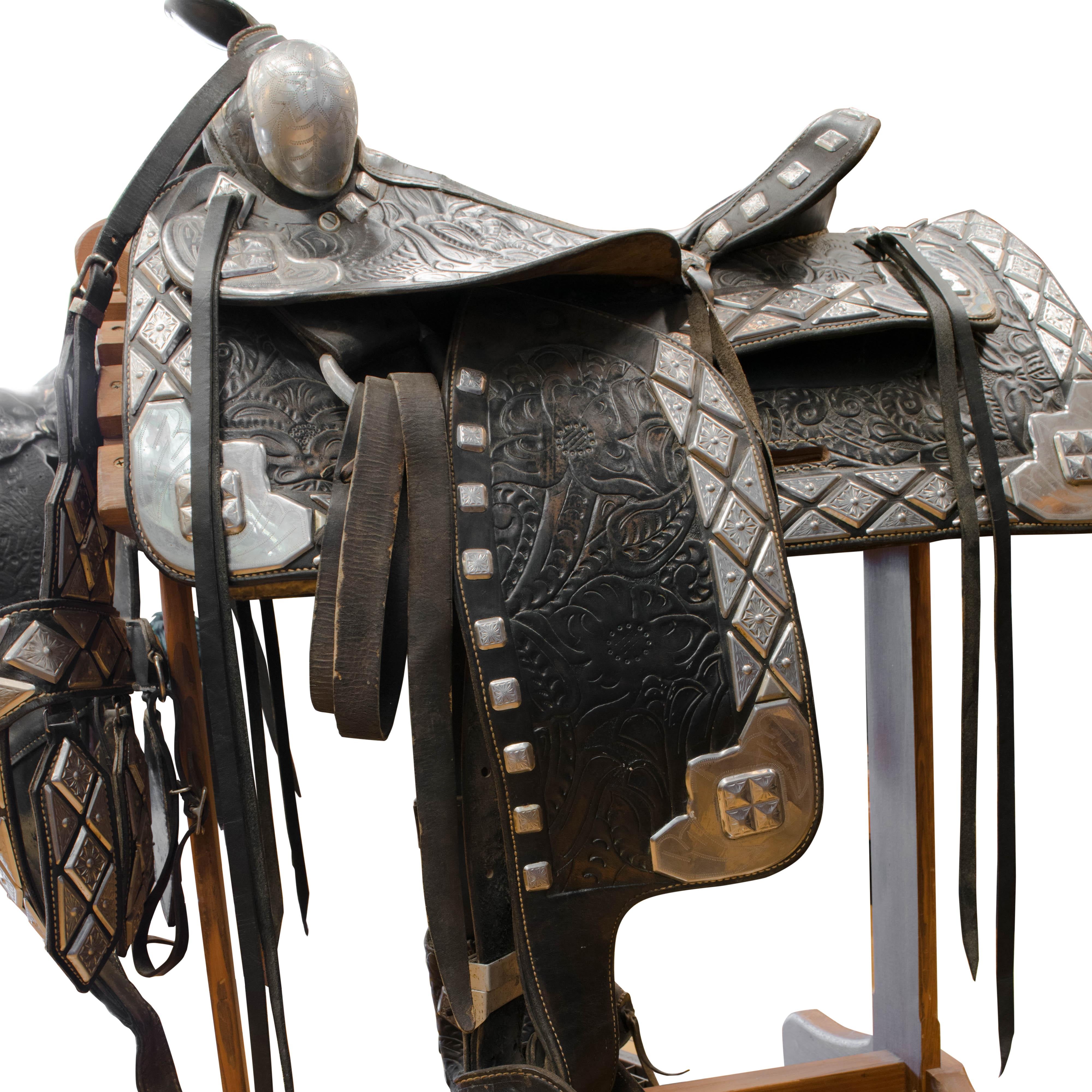 Black with silver parade saddle, horsehead on top of saddle horn, matching breastplate. Not maker marked; probably Ted Flowers.

Period: Estimate 1950s.
Origin: Ted Flowers
Size: 15