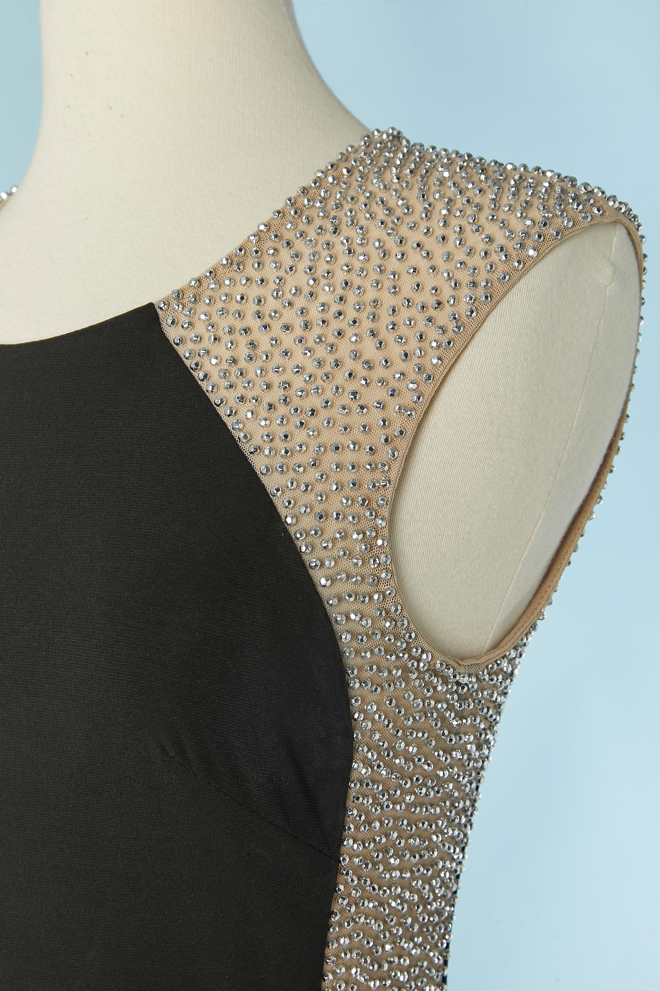 Noir et  robe de soirée sans manches avec clous argentés. Composition du tissu principal : 95% polyester, 5% spandex. Le côté est en tulle extensible avec une doublure transparente en nylon et lycra. Fermeture à glissière et crochet au milieu du