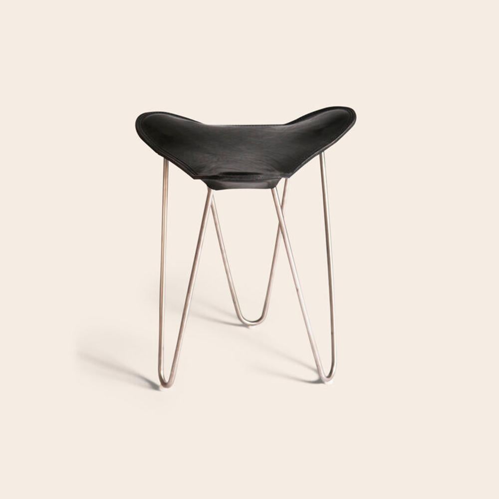 Black and steel trifolium stool by Ox Denmarq.
Dimensions: D 40 x W 40 x H 45 cm.
Materials: leather, steel
Also available: Different colors and other frame color available.

Ox Denmarq is a Danish design brand aspiring to make beautiful