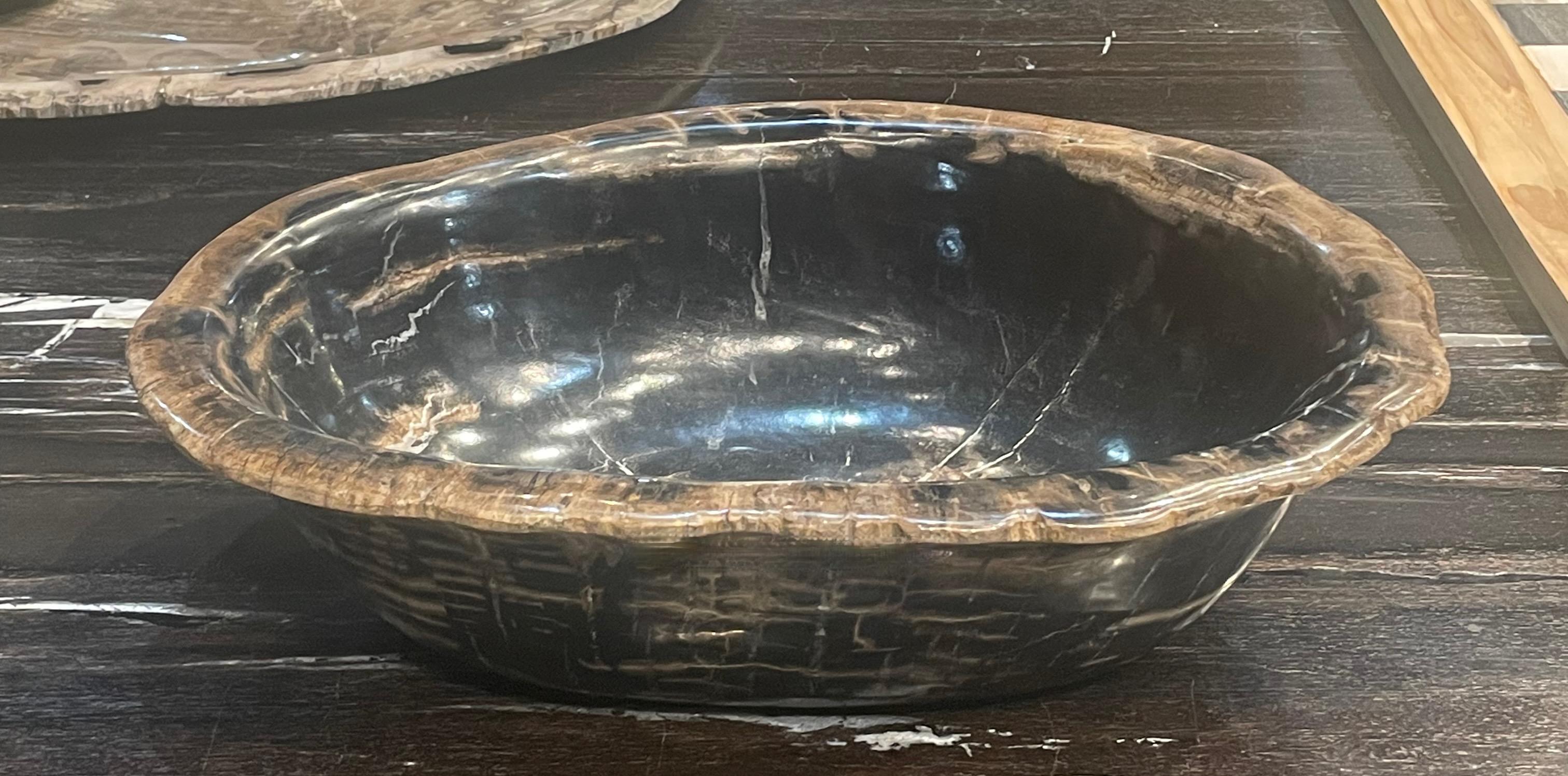 Große Schale in freier Form aus versteinertem Holz in Schwarz und Taupe, Indonesien, prähistorisch (Indonesisch) im Angebot