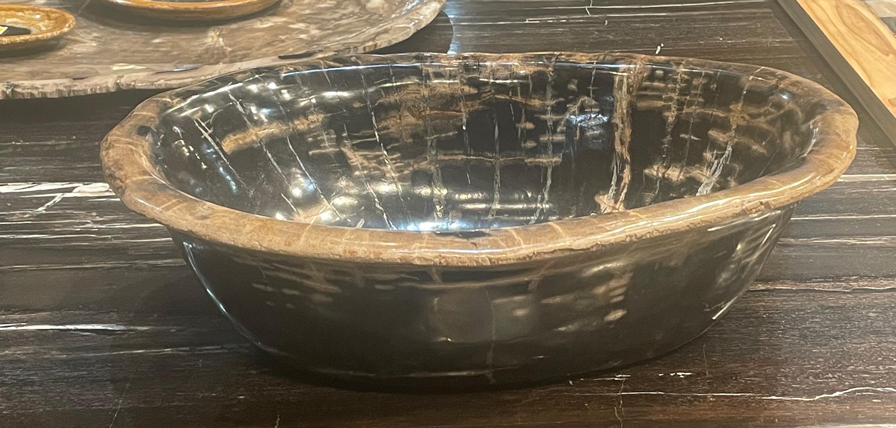 Große Schale in freier Form aus versteinertem Holz in Schwarz und Taupe, Indonesien, prähistorisch im Zustand „Gut“ im Angebot in New York, NY