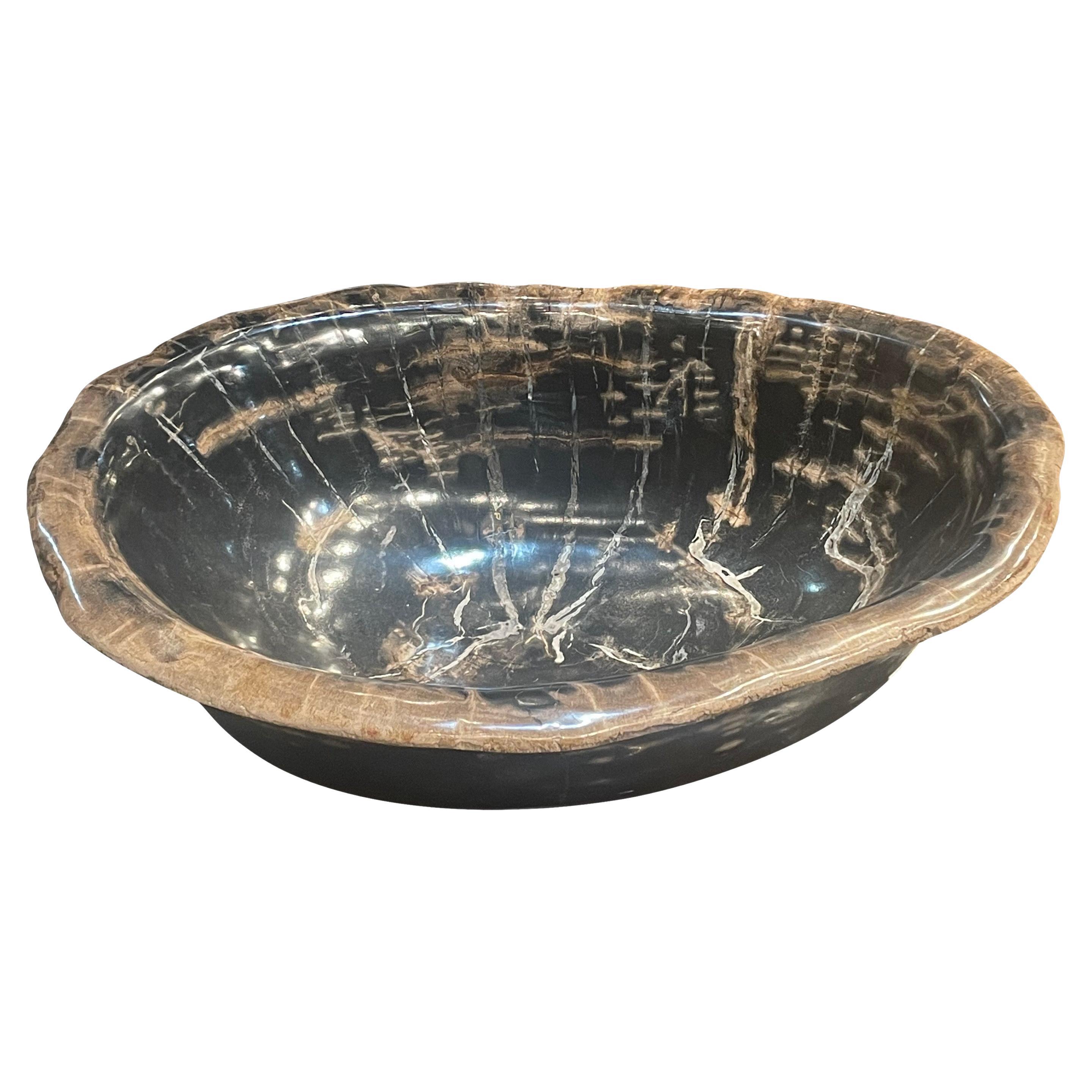 Gran cuenco de forma libre de madera petrificada negra y topo, Indonesia, Prehistoria